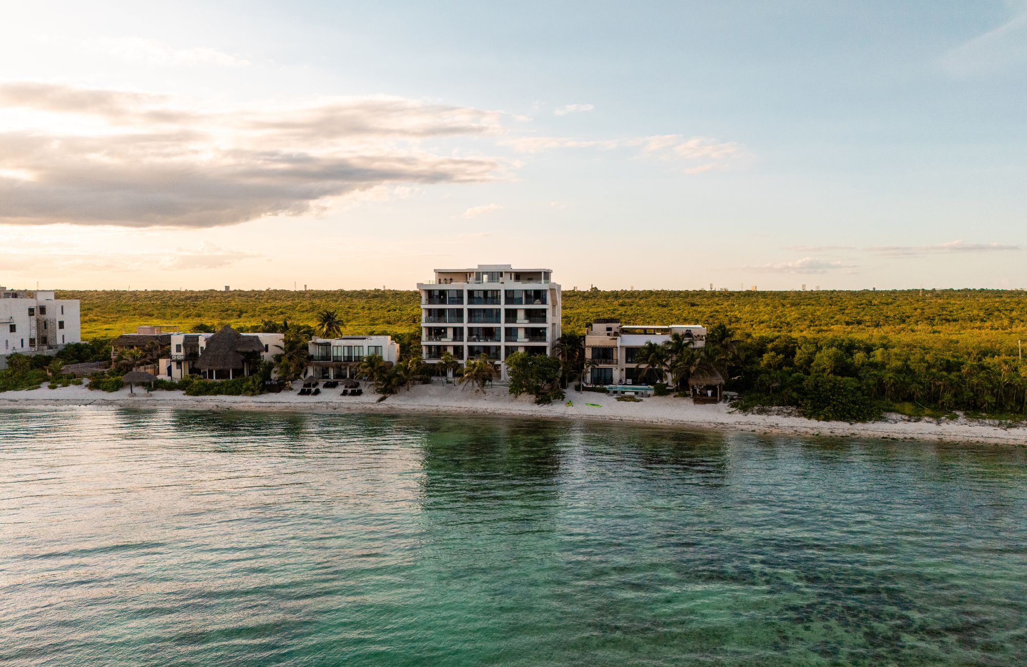 Apartamento con vista al mar desde la alberca com&uacute;n, area de asador, acceso a la playa, en pre-construccion, venta Tankah Tulum.