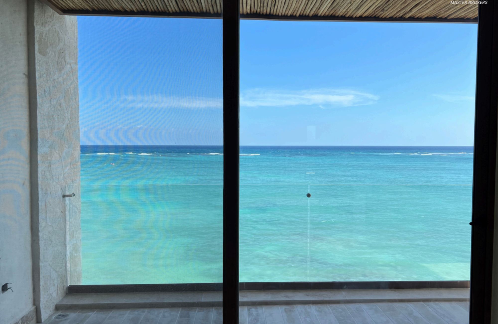 Apartamento con vista al mar desde la alberca com&uacute;n, area de asador, acceso a la playa, en pre-construccion, venta Tankah Tulum.