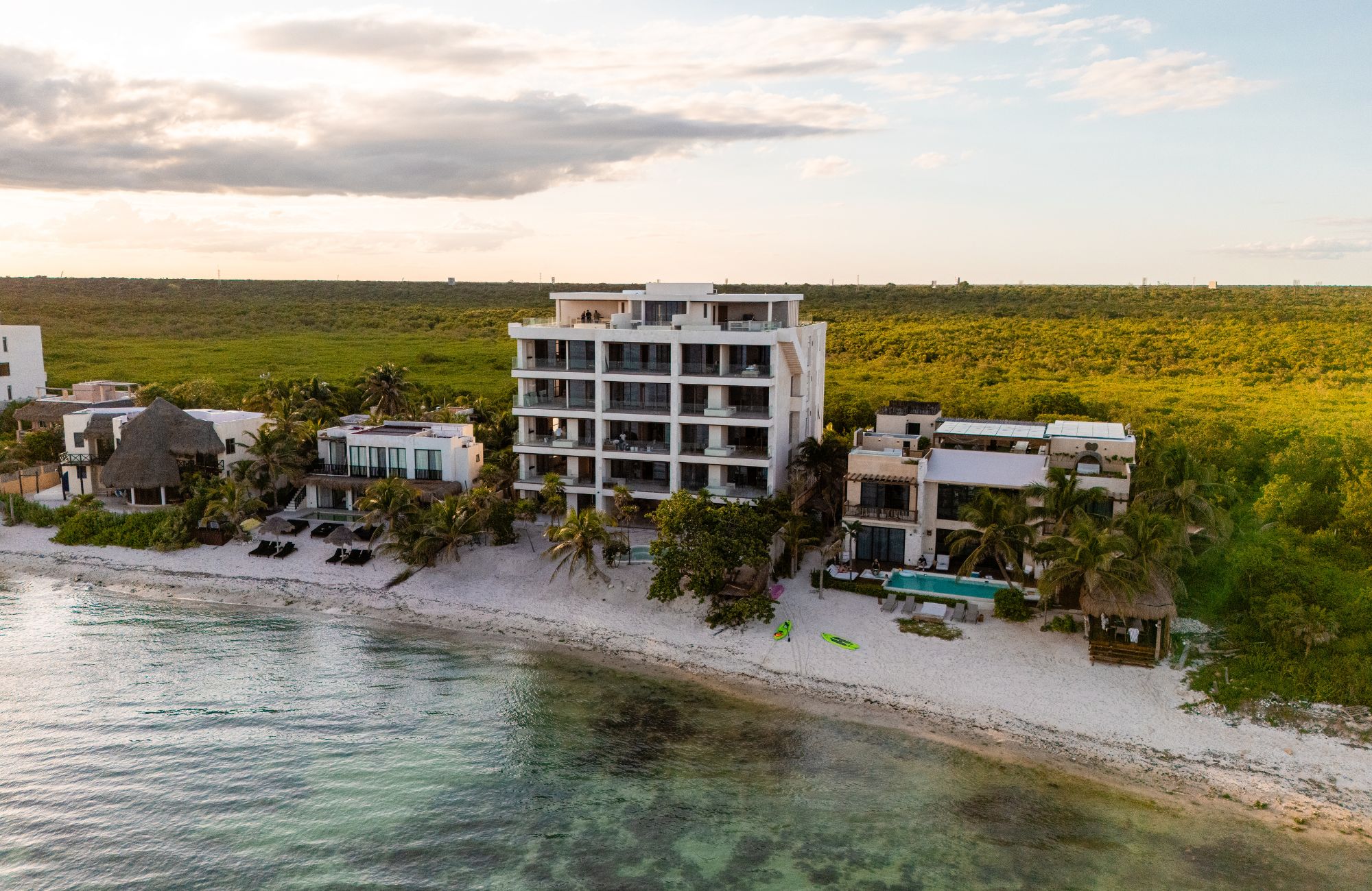 Apartamento con vista al mar desde la alberca com&uacute;n, area de asador, acceso a la playa, en pre-construccion, venta Tankah Tulum.