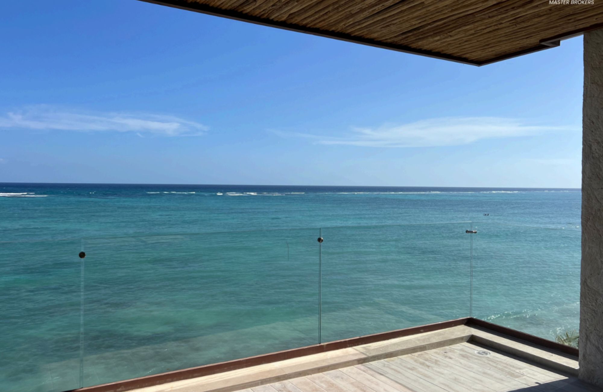 Apartamento con vista al mar desde la alberca com&uacute;n, area de asador, acceso a la playa, en pre-construccion, venta Tankah Tulum.