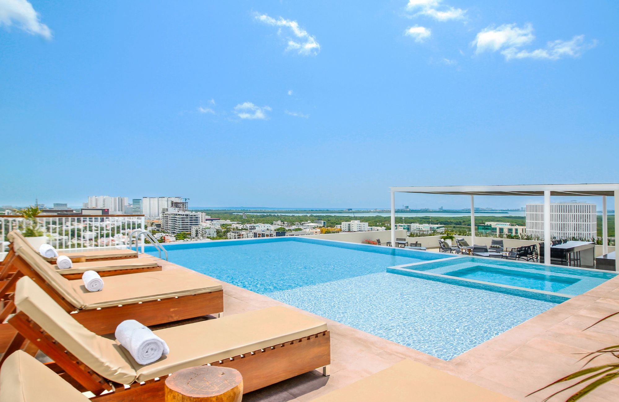 Condo with Lagoon Views and Rooftop Access for Sale, Zona Las Am&eacute;ricas, Canc&uacute;n