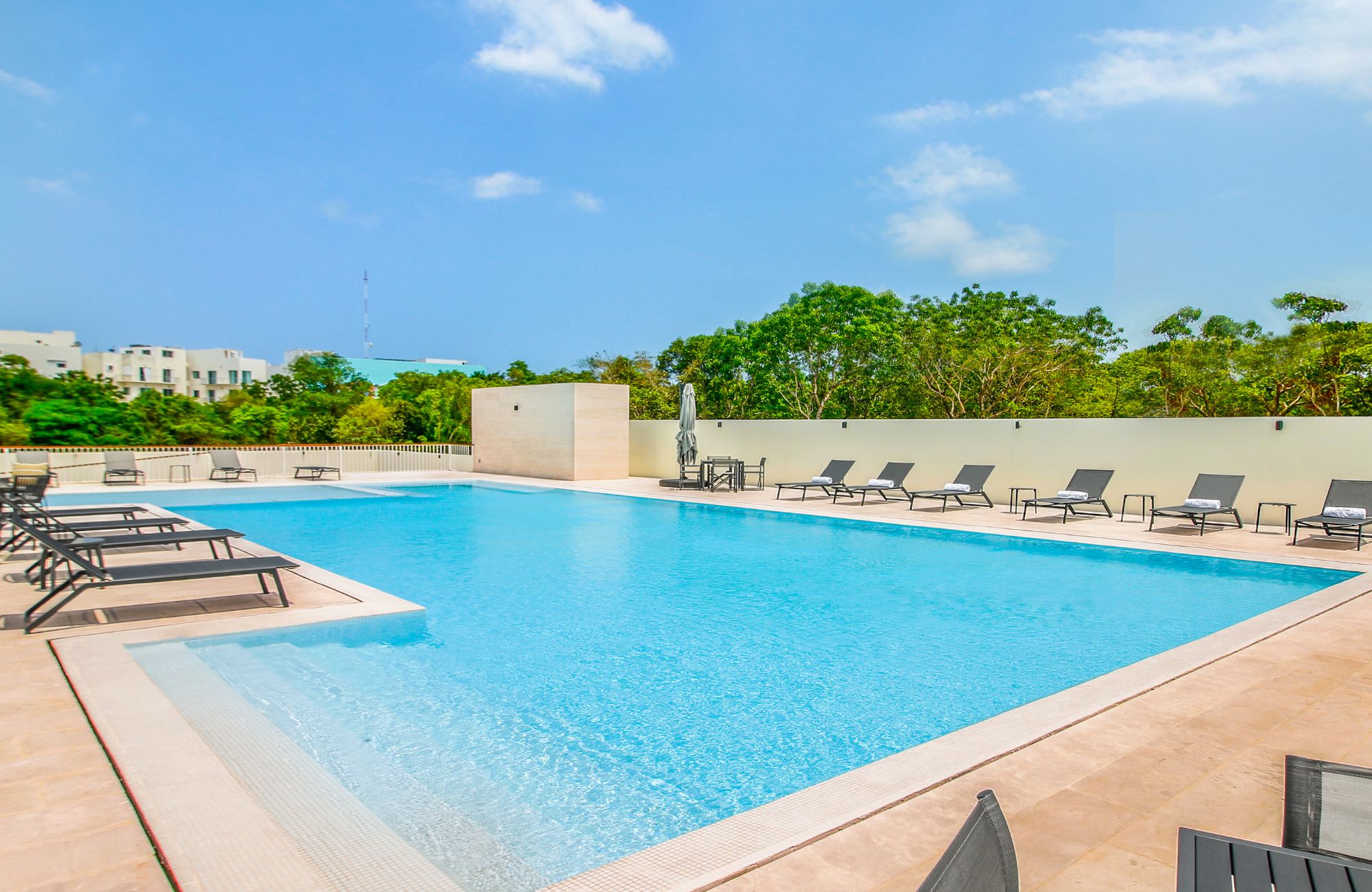 Condo with Lagoon Views and Rooftop Access for Sale, Zona Las Am&eacute;ricas, Canc&uacute;n