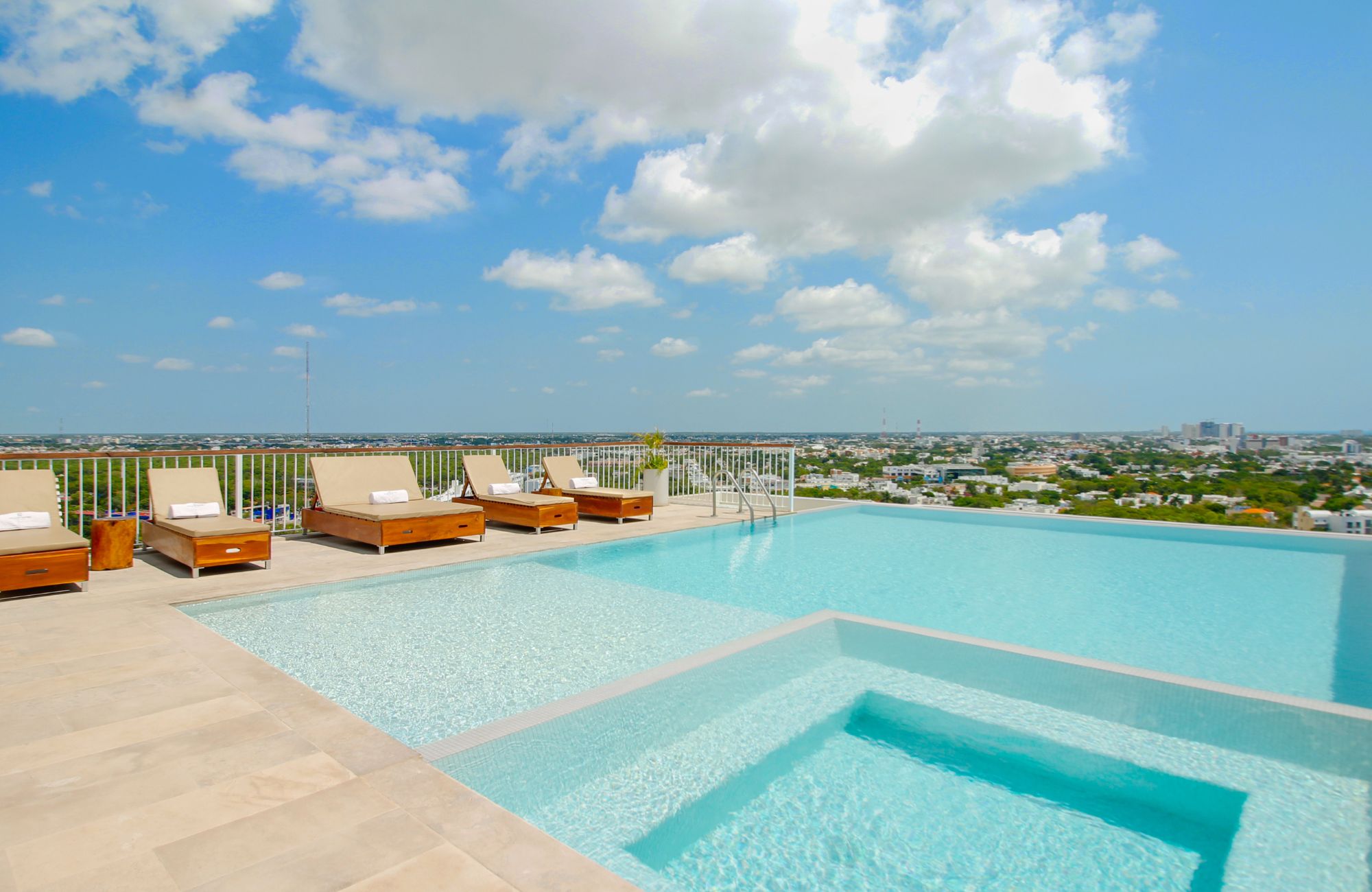 Condo, panoramic views, terrace, service room for sale, Las Am&eacute;ricas Zone, Canc&uacute;n