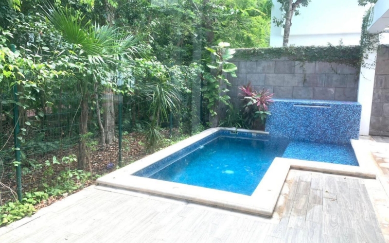 Casa de tres pisos, con alberca privada en venta, cumbres, Canc&uacute;n