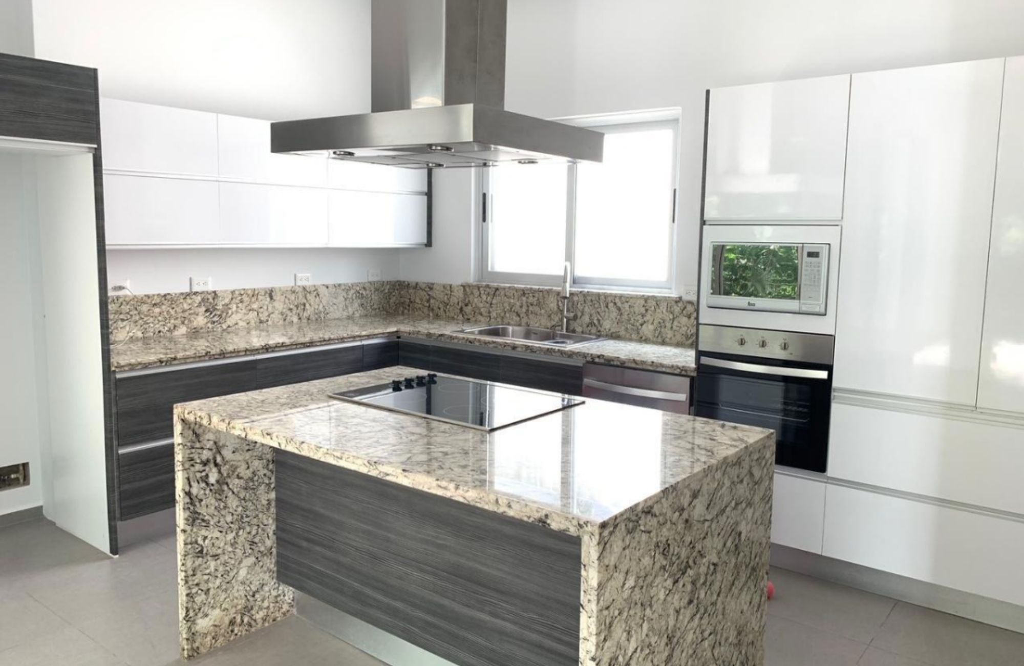 Casa de lujo, alberca privada, m&uacute;ltiples terrazas, en venta, Huayac&aacute;n, Canc&uacute;n&nbsp;