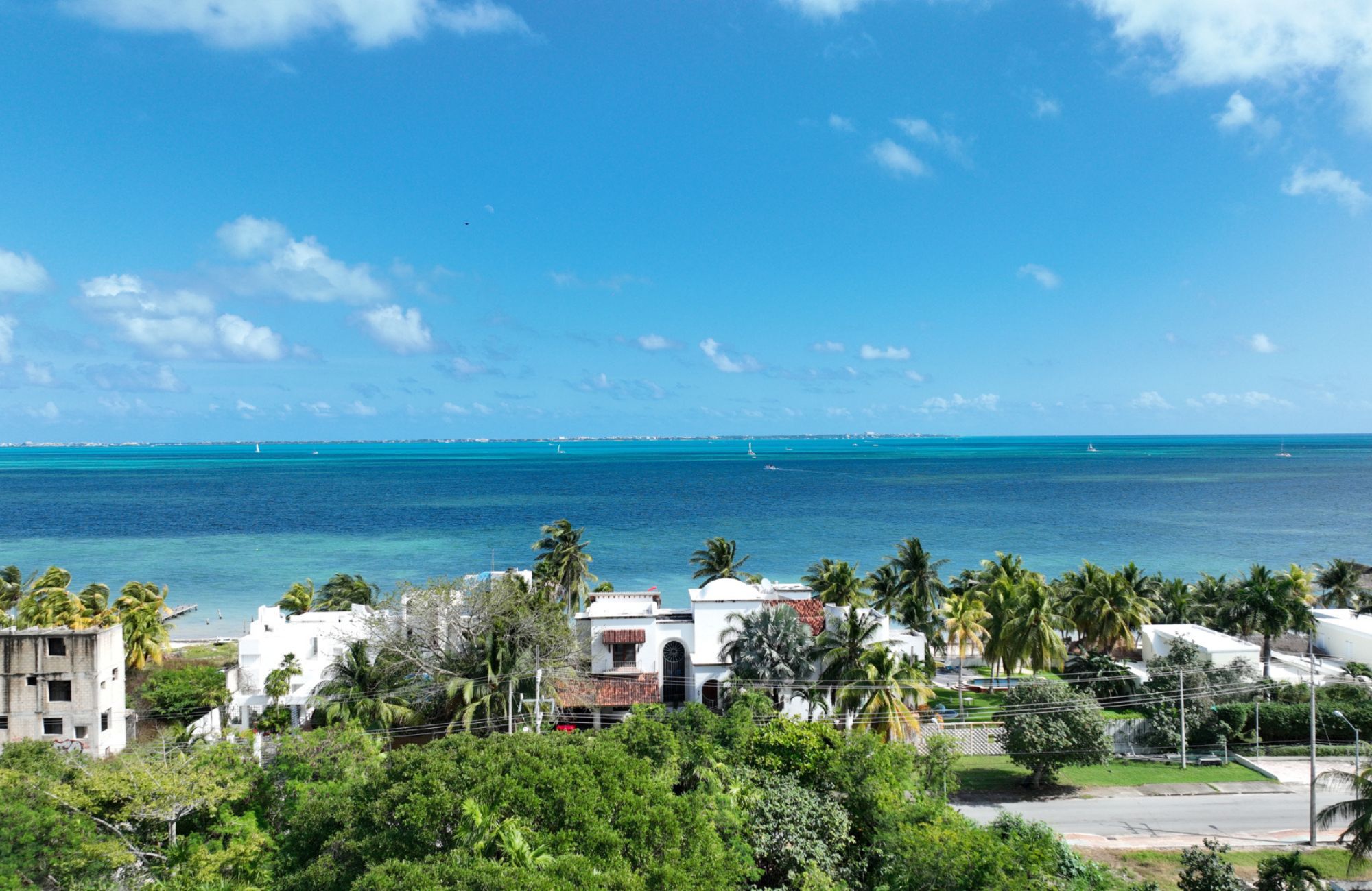 Penthouse de 3 recamaras en edificio sustentable con vista al mar, campo de golf y reserva natural. Totalmente equipado y con amenidades