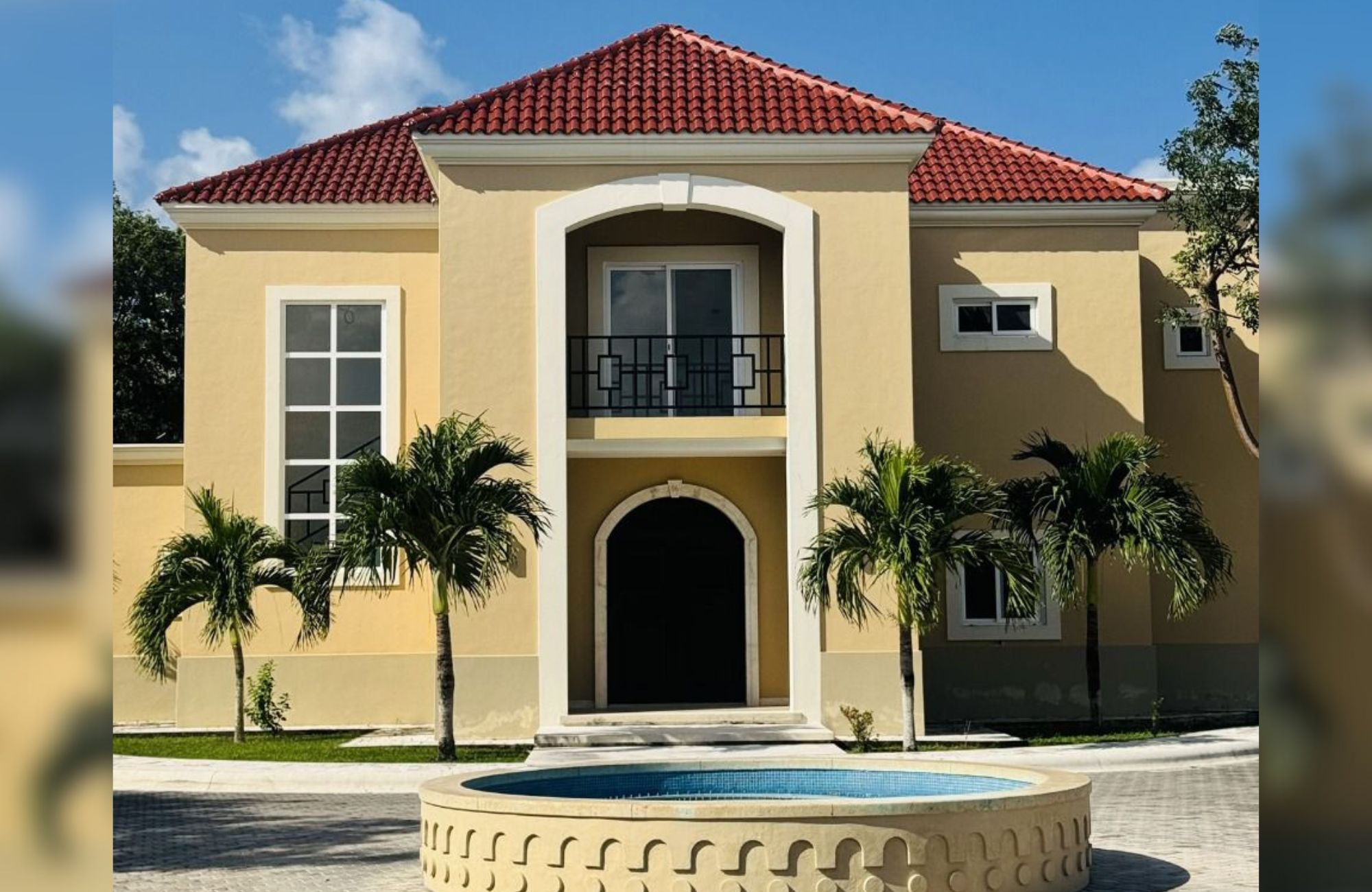 Residencia de 10 recamaras, con obras de Diego Rivera, Botero, Nierman estilo cl&aacute;sico, en venta Malecon, Cozumel. Precio Reducido!