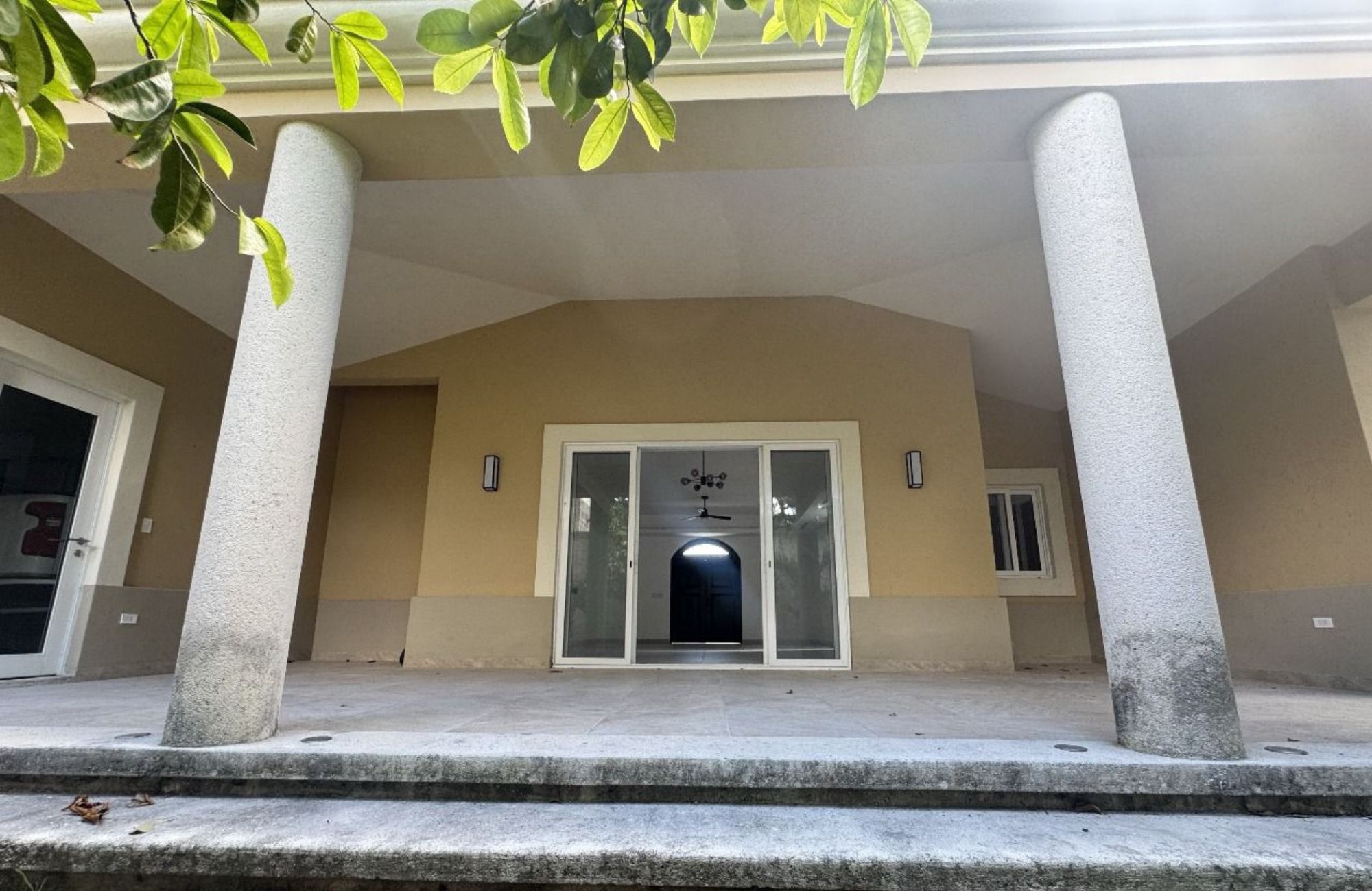 Residencia de 10 recamaras, con obras de Diego Rivera, Botero, Nierman estilo cl&aacute;sico, en venta Malecon, Cozumel. Precio Reducido!