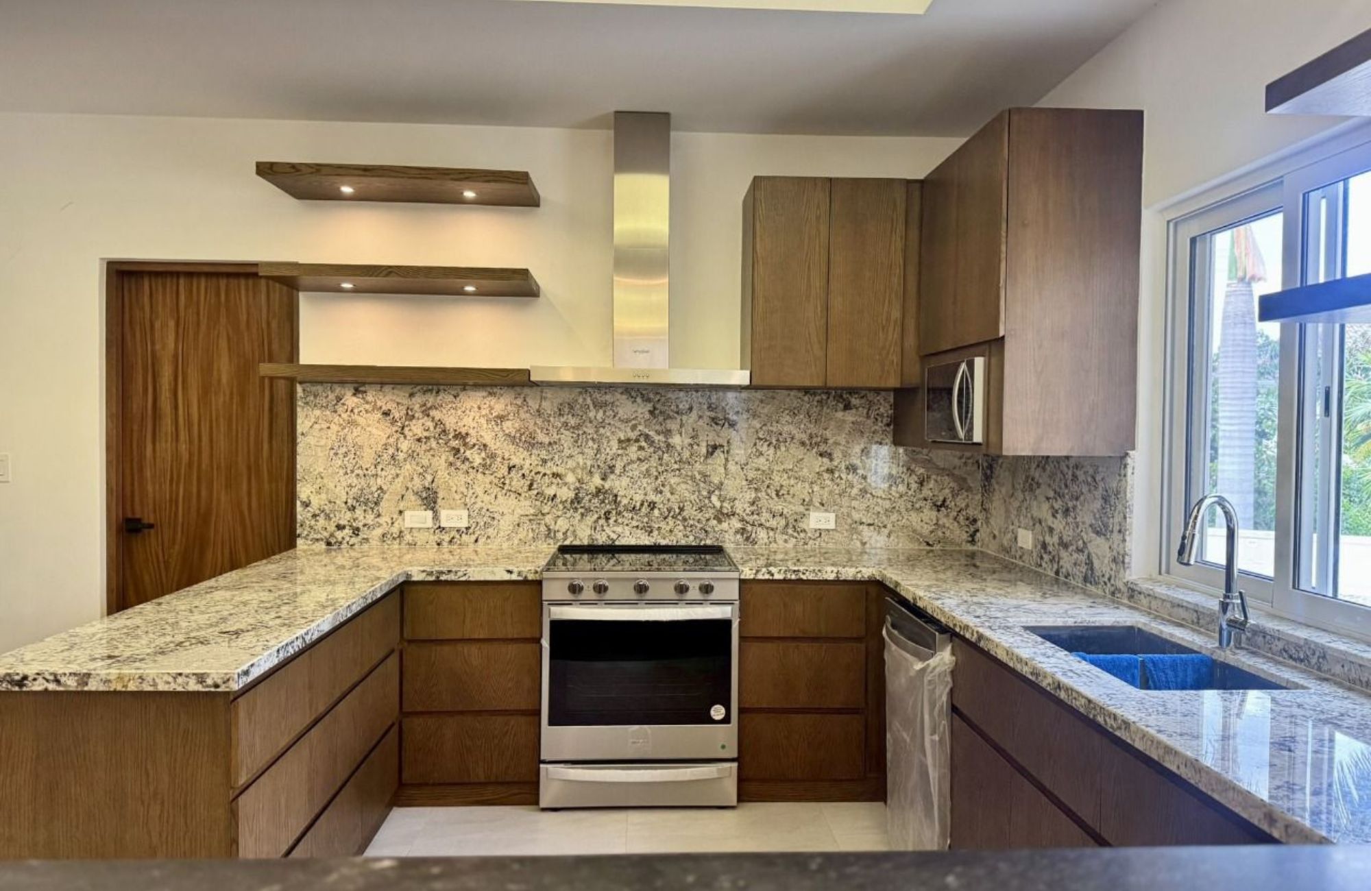 Residencia de 10 recamaras, con obras de Diego Rivera, Botero, Nierman estilo cl&aacute;sico, en venta Malecon, Cozumel. Precio Reducido!