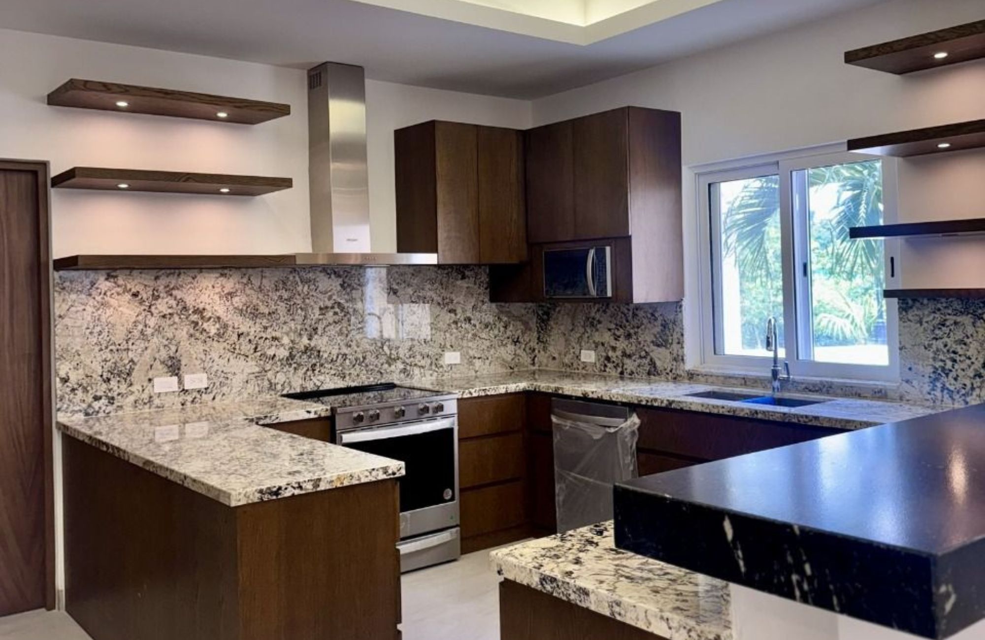 Residencia de 10 recamaras, con obras de Diego Rivera, Botero, Nierman estilo cl&aacute;sico, en venta Malecon, Cozumel. Precio Reducido!