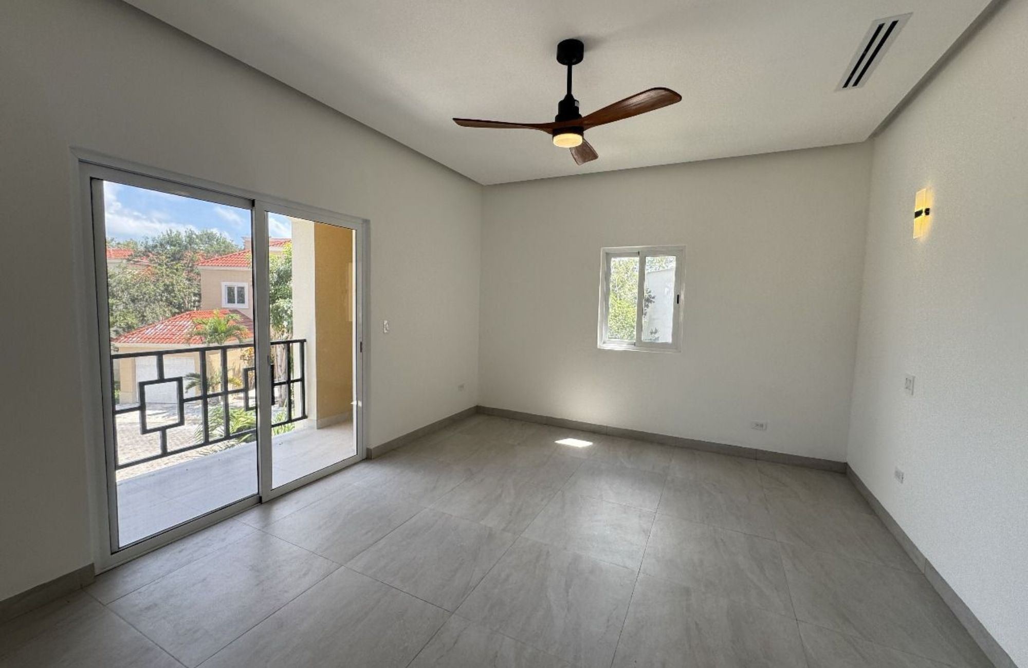 Residencia de 10 recamaras, con obras de Diego Rivera, Botero, Nierman estilo cl&aacute;sico, en venta Malecon, Cozumel. Precio Reducido!