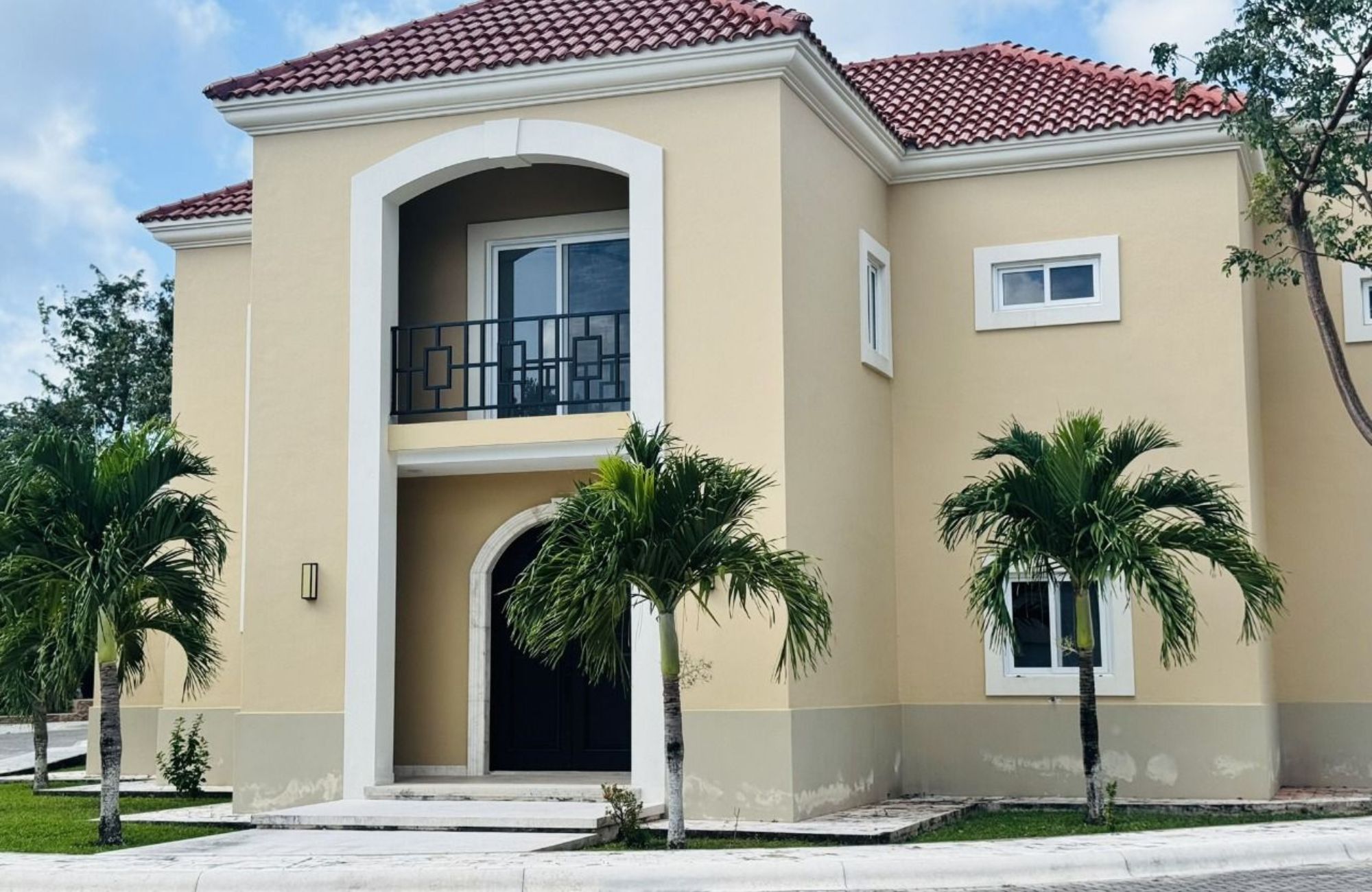 Residencia de 10 recamaras, con obras de Diego Rivera, Botero, Nierman estilo cl&aacute;sico, en venta Malecon, Cozumel. Precio Reducido!