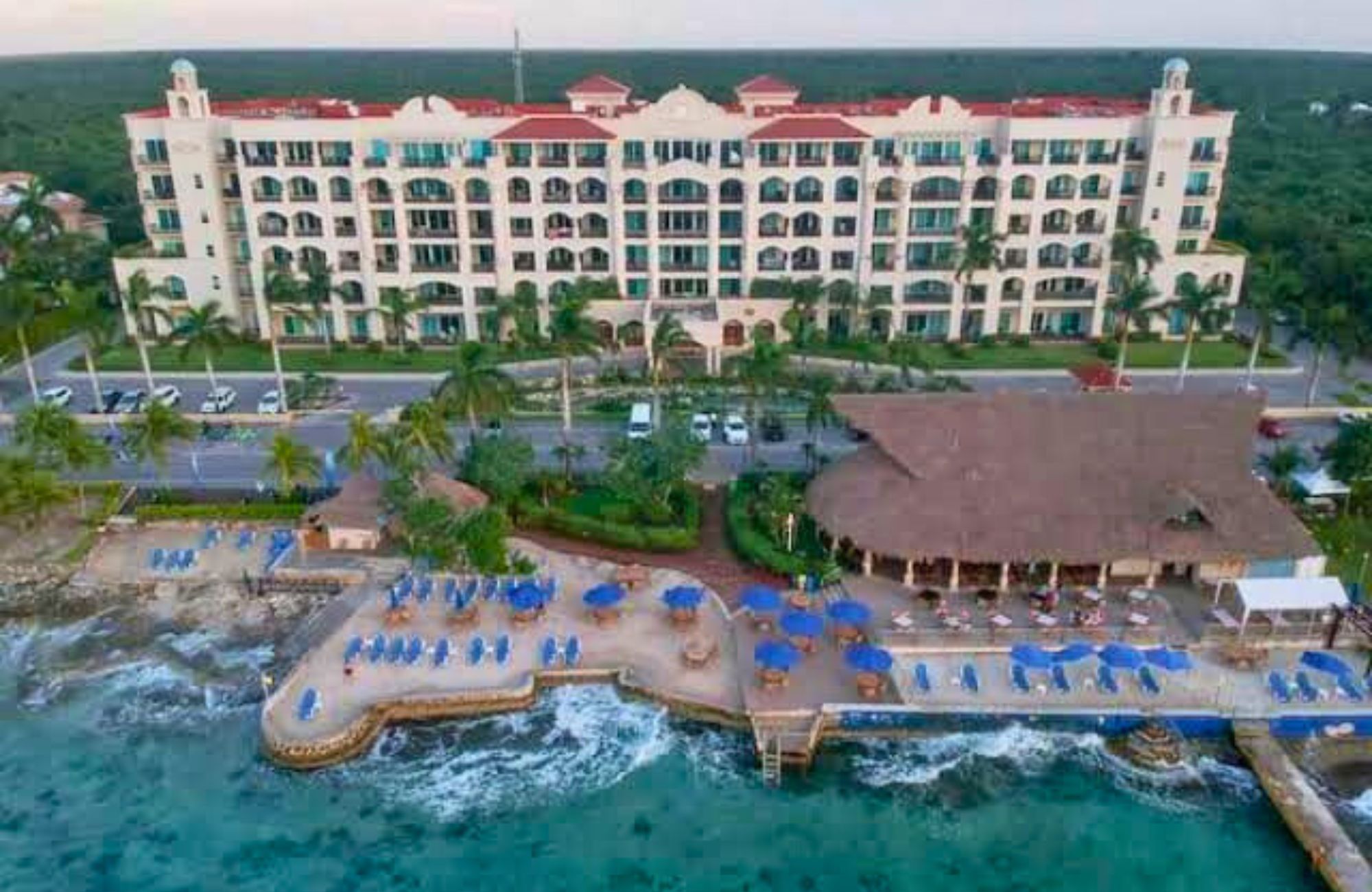 Residencia de 10 recamaras, con obras de Diego Rivera, Botero, Nierman estilo cl&aacute;sico, en venta Malecon, Cozumel. Precio Reducido!