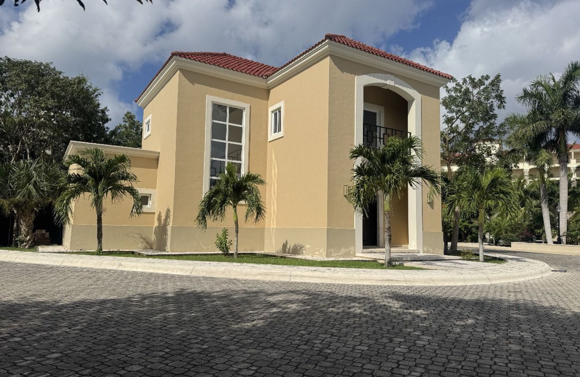 Residencia de 10 recamaras, con obras de Diego Rivera, Botero, Nierman estilo cl&aacute;sico, en venta Malecon, Cozumel. Precio Reducido!