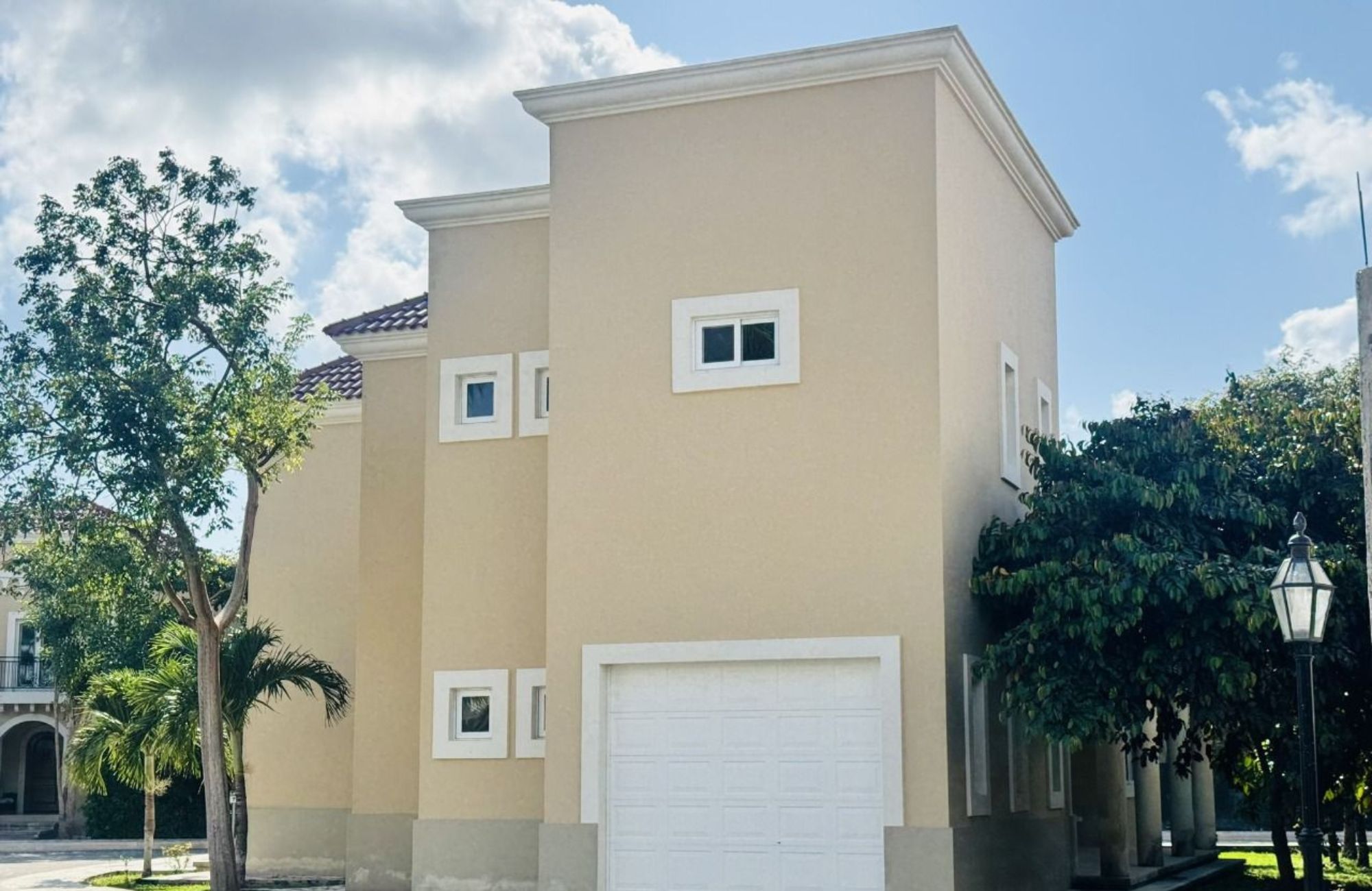 Residencia de 10 recamaras, con obras de Diego Rivera, Botero, Nierman estilo cl&aacute;sico, en venta Malecon, Cozumel. Precio Reducido!