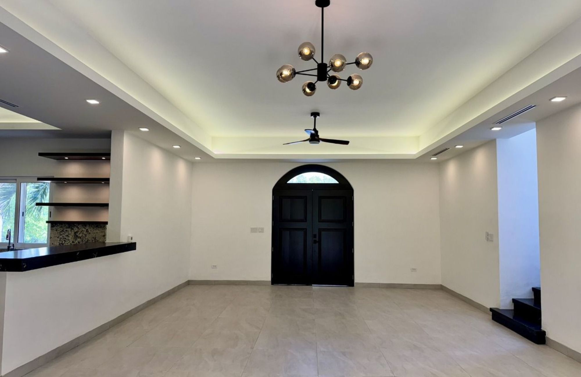 Residencia de 10 recamaras, con obras de Diego Rivera, Botero, Nierman estilo cl&aacute;sico, en venta Malecon, Cozumel. Precio Reducido!