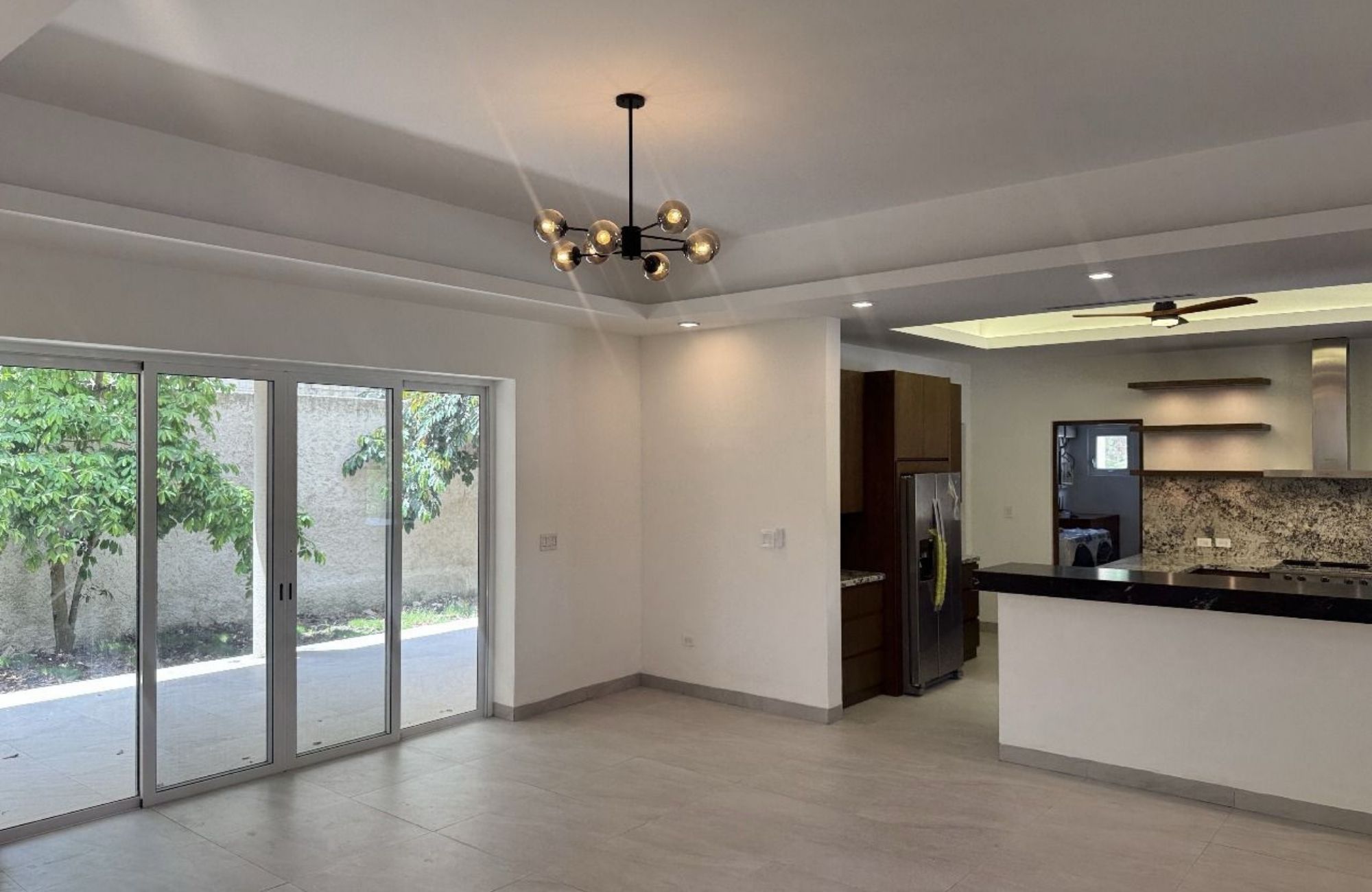 Residencia de 10 recamaras, con obras de Diego Rivera, Botero, Nierman estilo cl&aacute;sico, en venta Malecon, Cozumel. Precio Reducido!