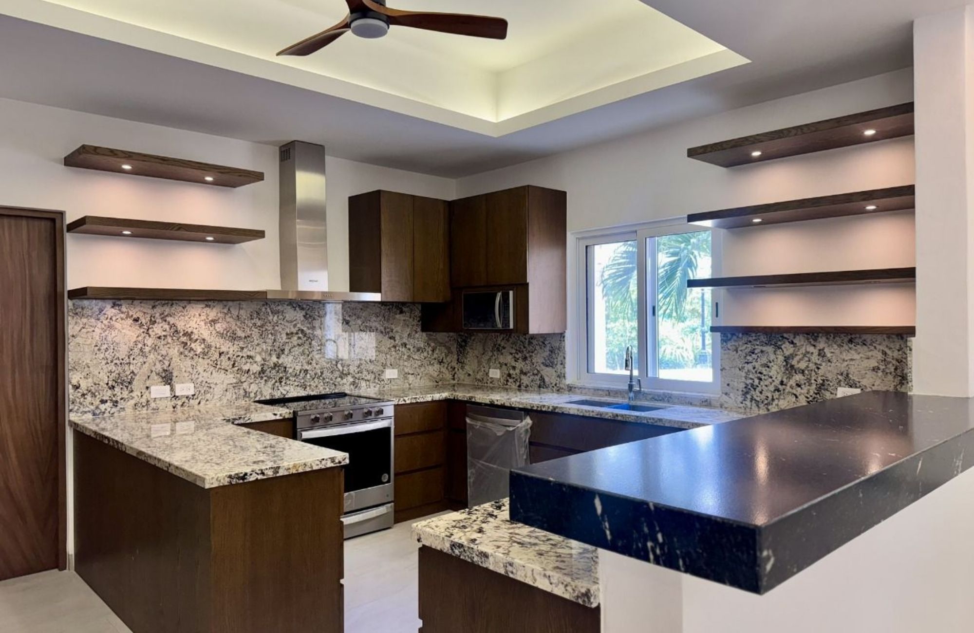 Residencia de 10 recamaras, con obras de Diego Rivera, Botero, Nierman estilo cl&aacute;sico, en venta Malecon, Cozumel. Precio Reducido!