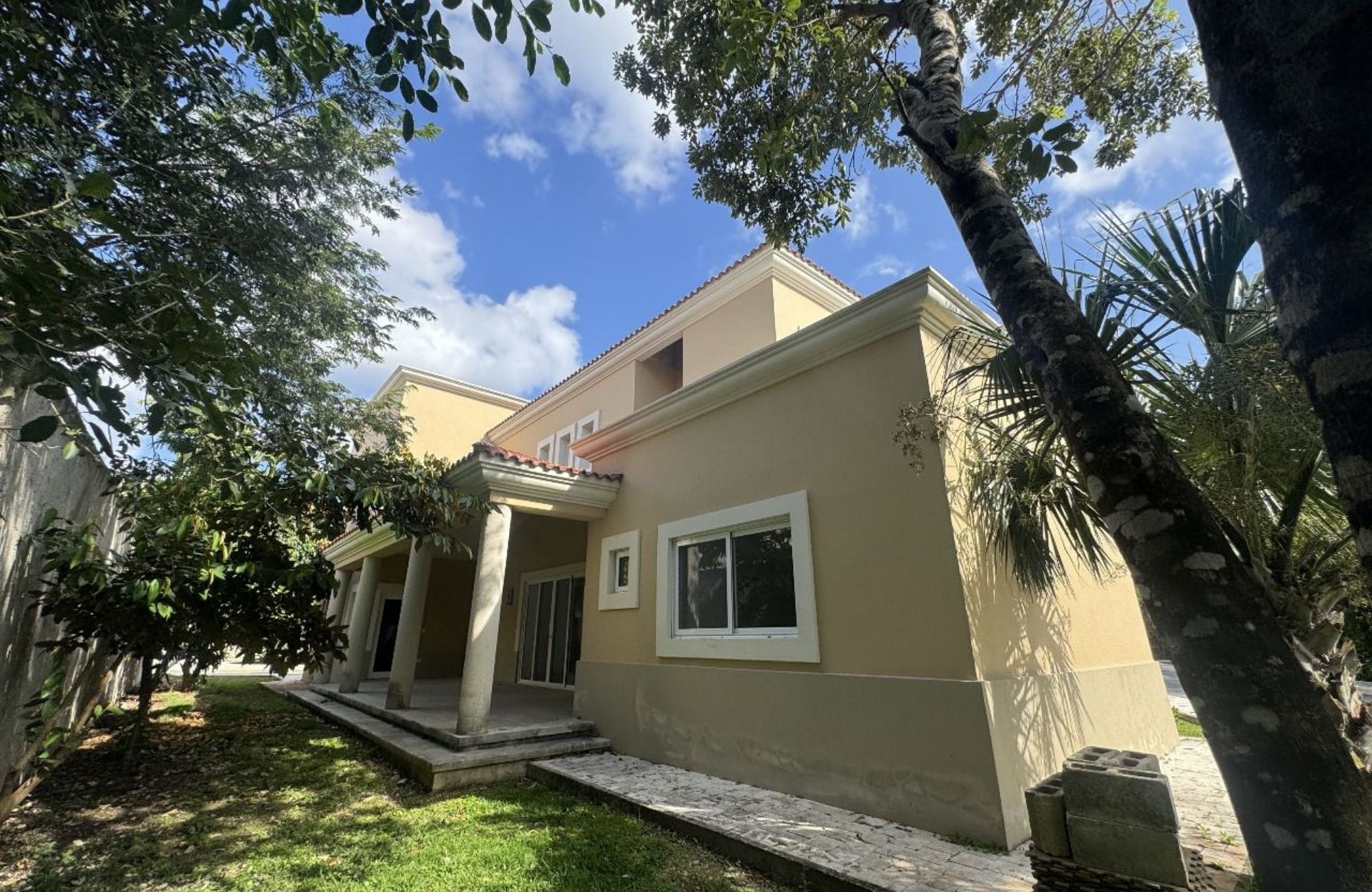 Residencia de 10 recamaras, con obras de Diego Rivera, Botero, Nierman estilo cl&aacute;sico, en venta Malecon, Cozumel. Precio Reducido!