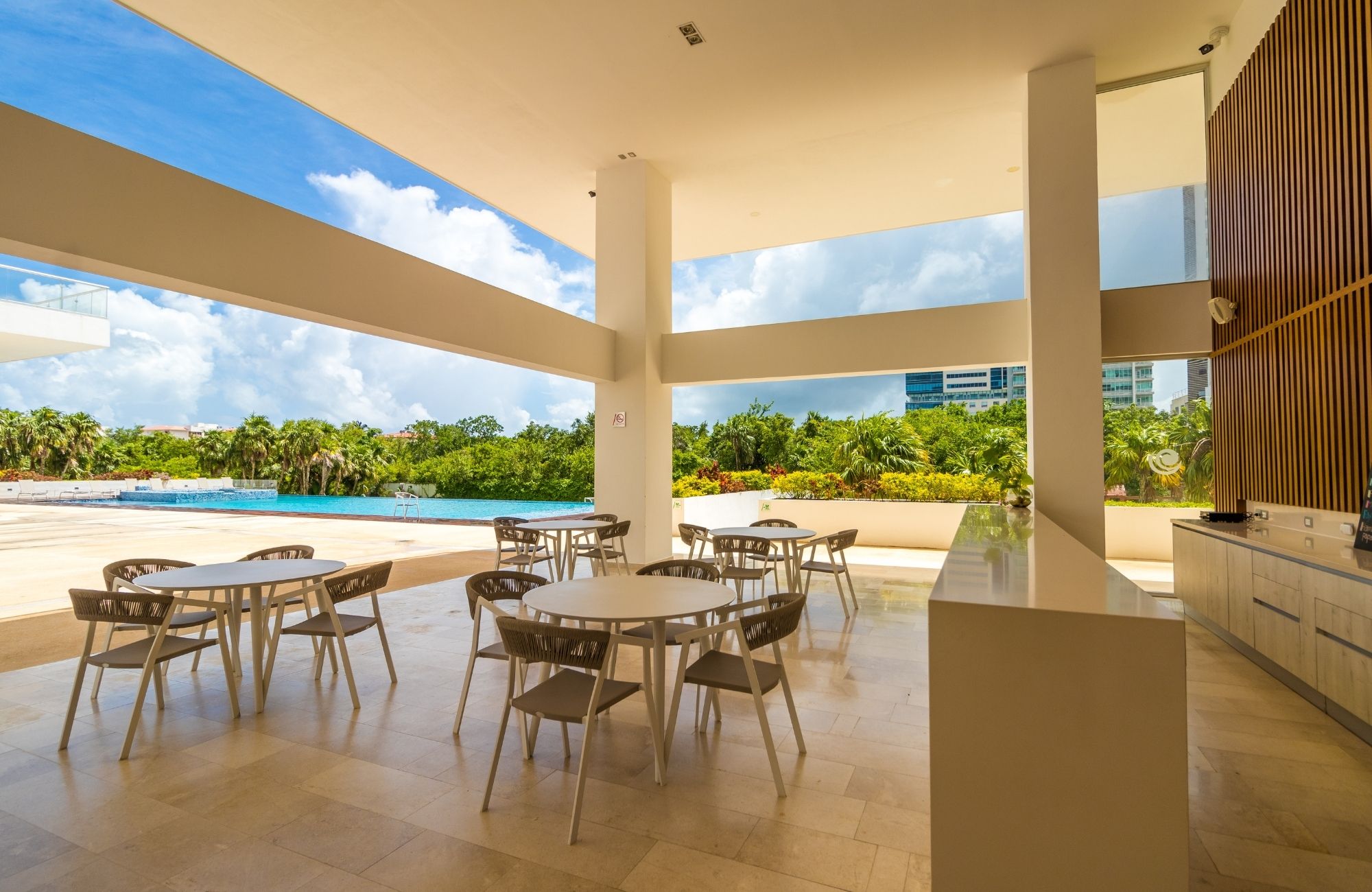 Condominio con terraza,en venta, Zona aeropuerto, Cancun.