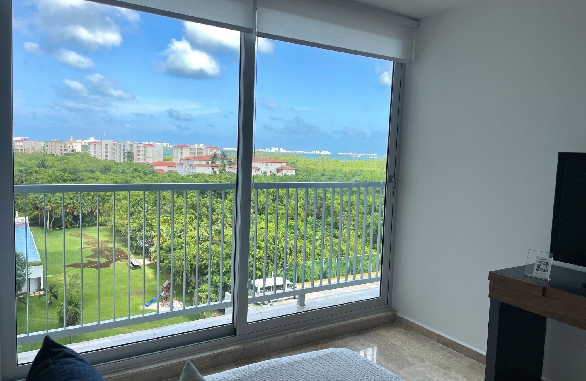 Apartment with beautiful views of the sea and the marina, with amenities: infinity pool, spa, gym, lounge area, event room, lobby