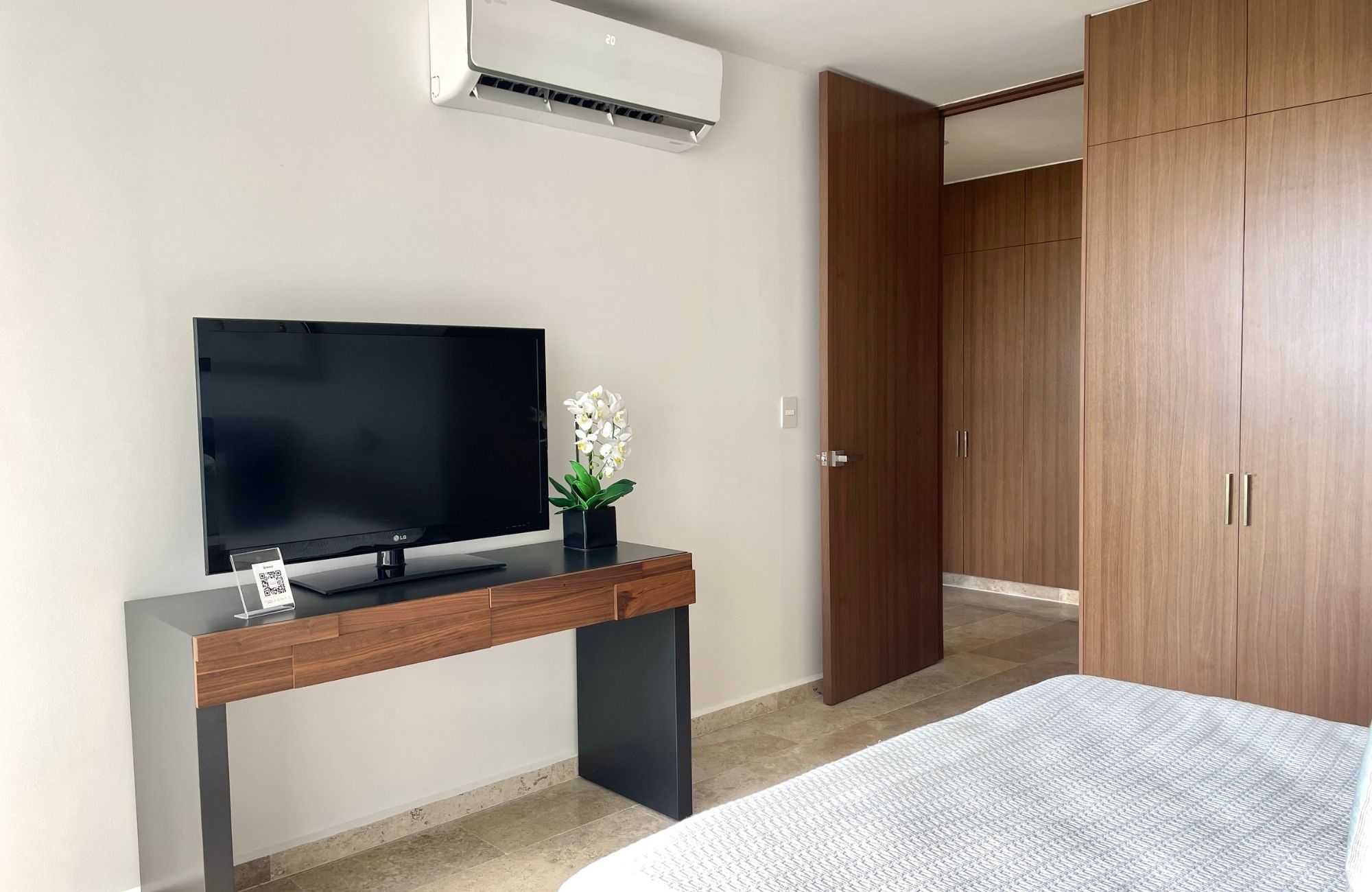 Apartment with beautiful views of the sea and the marina, with amenities: infinity pool, spa, gym, lounge area, event room, lobby