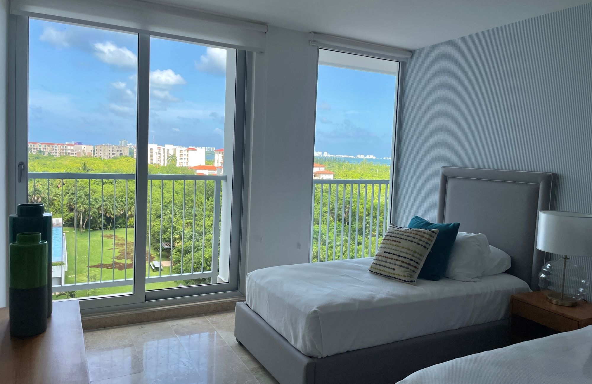 Apartment with beautiful views of the sea and the marina, with amenities: infinity pool, spa, gym, lounge area, event room, lobby