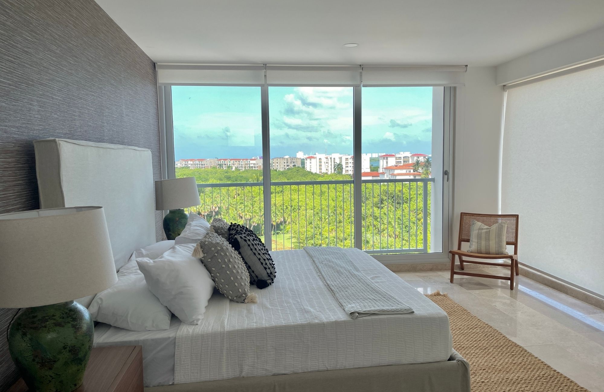 Apartment with beautiful views of the sea and the marina, with amenities: infinity pool, spa, gym, lounge area, event room, lobby