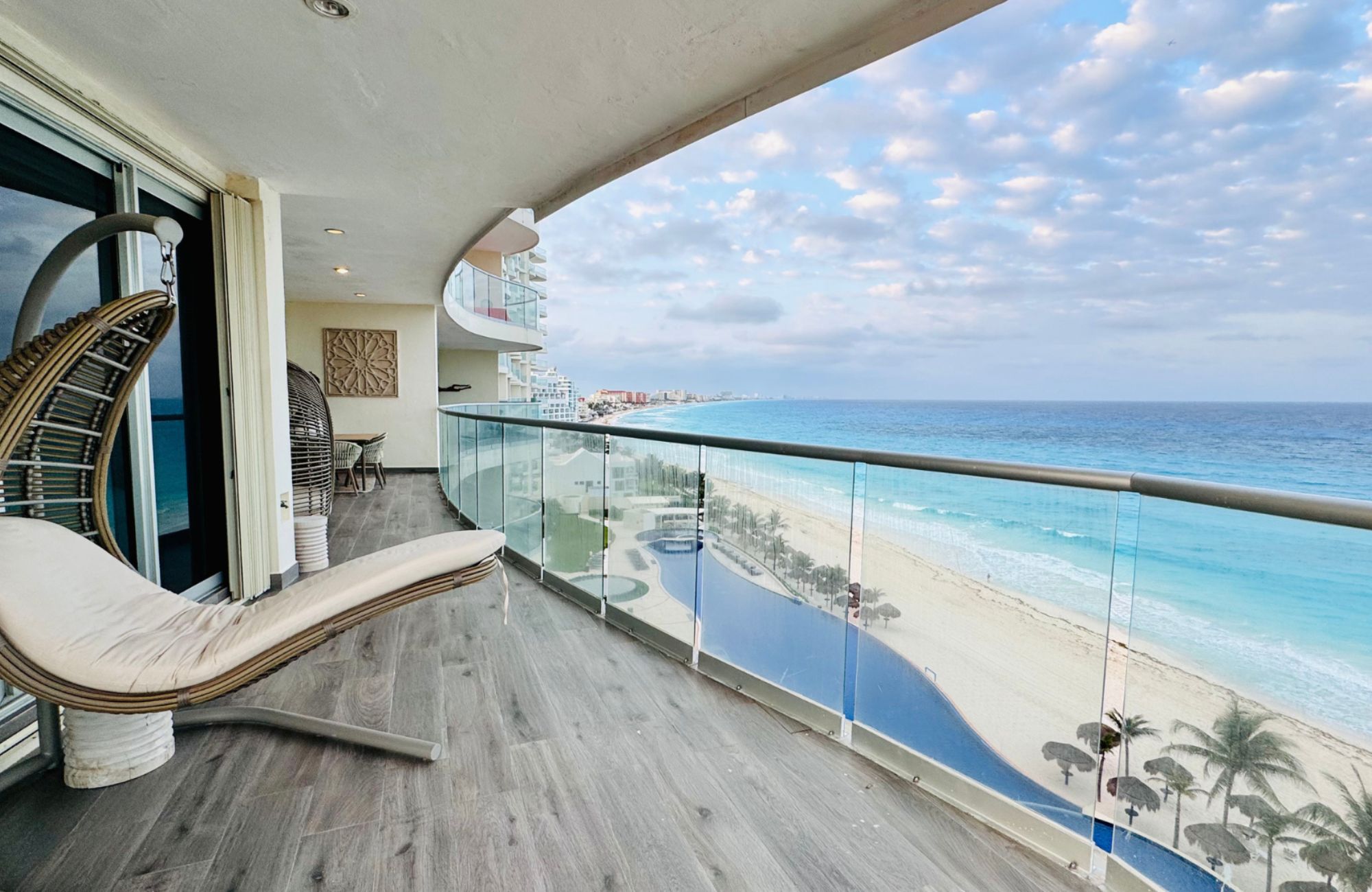 Ocean view condominium with dock, sports courts, adults pool, close to golf and beach club, for sale Puerto Canc&uacute;n.