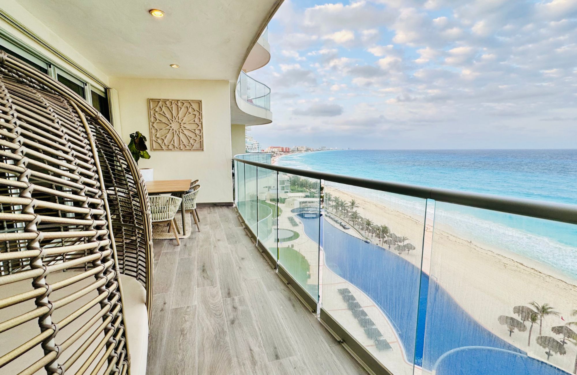 Ocean view condominium with dock, sports courts, adults pool, close to golf and beach club, for sale Puerto Canc&uacute;n.