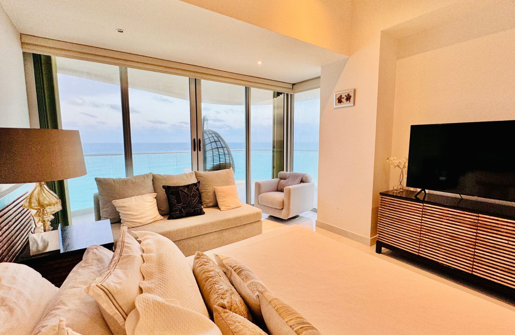 Ocean view condominium with dock, sports courts, adults pool, close to golf and beach club, for sale Puerto Canc&uacute;n.