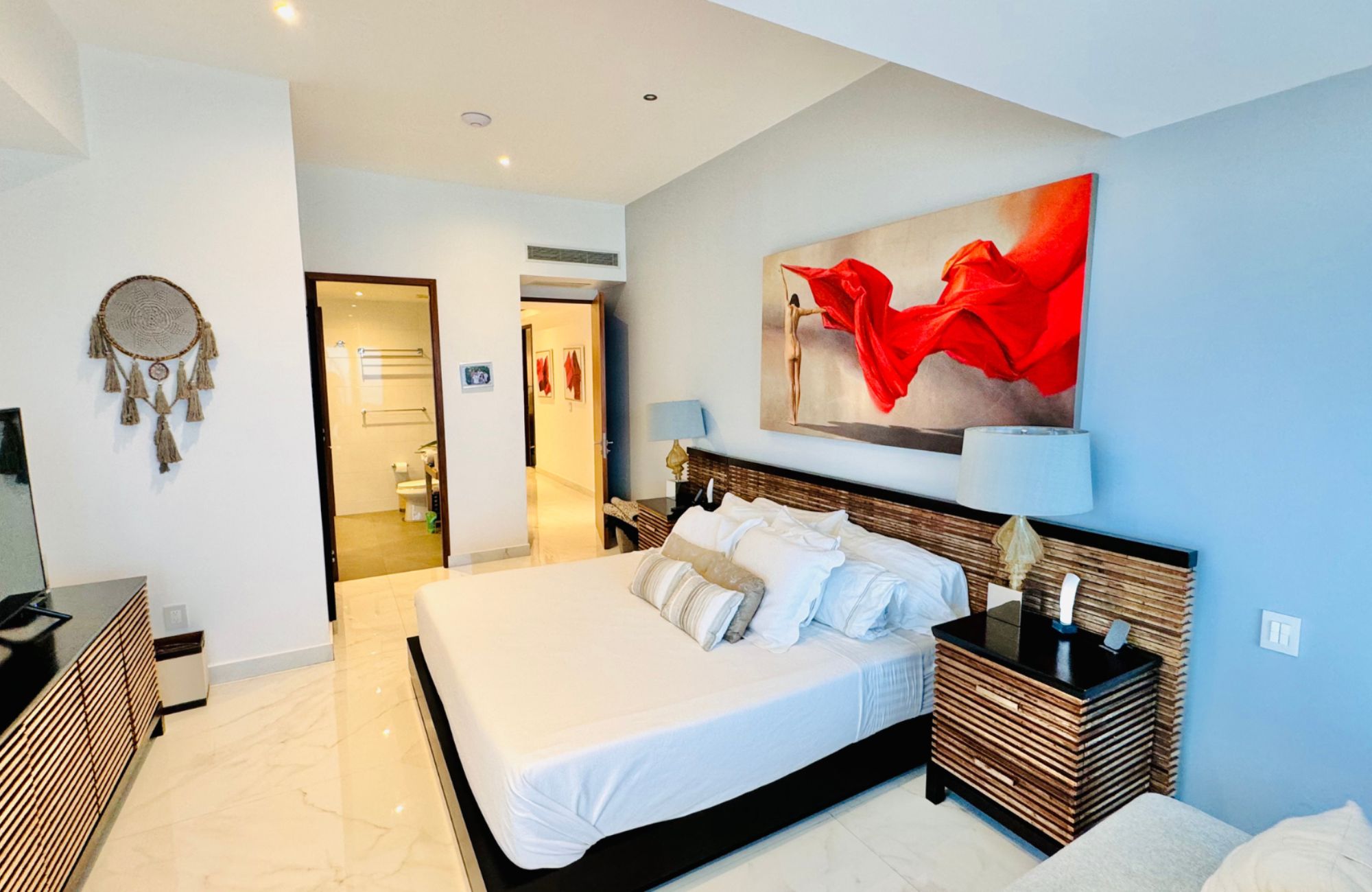 Ocean view condominium with dock, sports courts, adults pool, close to golf and beach club, for sale Puerto Canc&uacute;n.