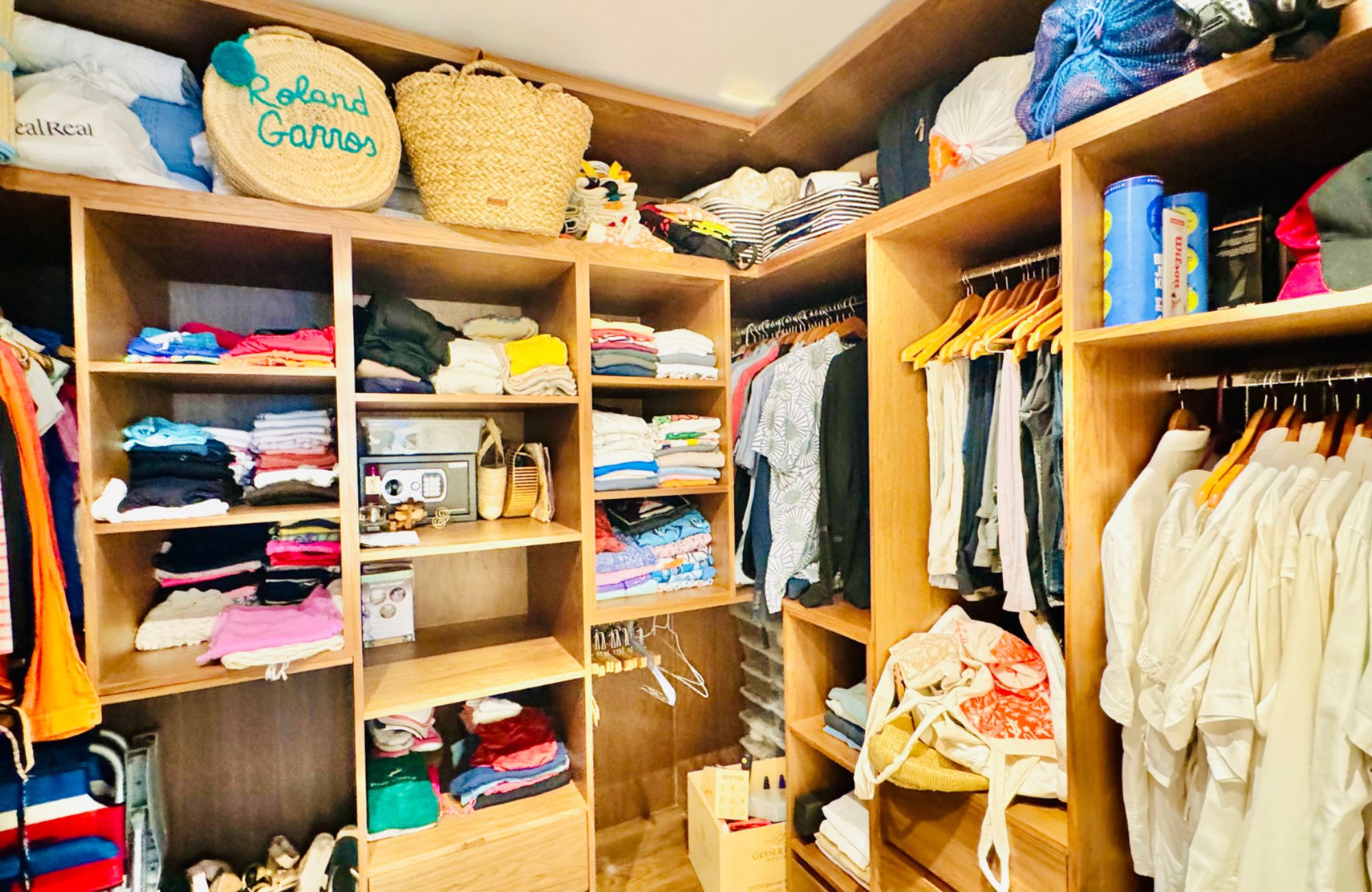 Ocean view condominium with dock, sports courts, adults pool, close to golf and beach club, for sale Puerto Canc&uacute;n.