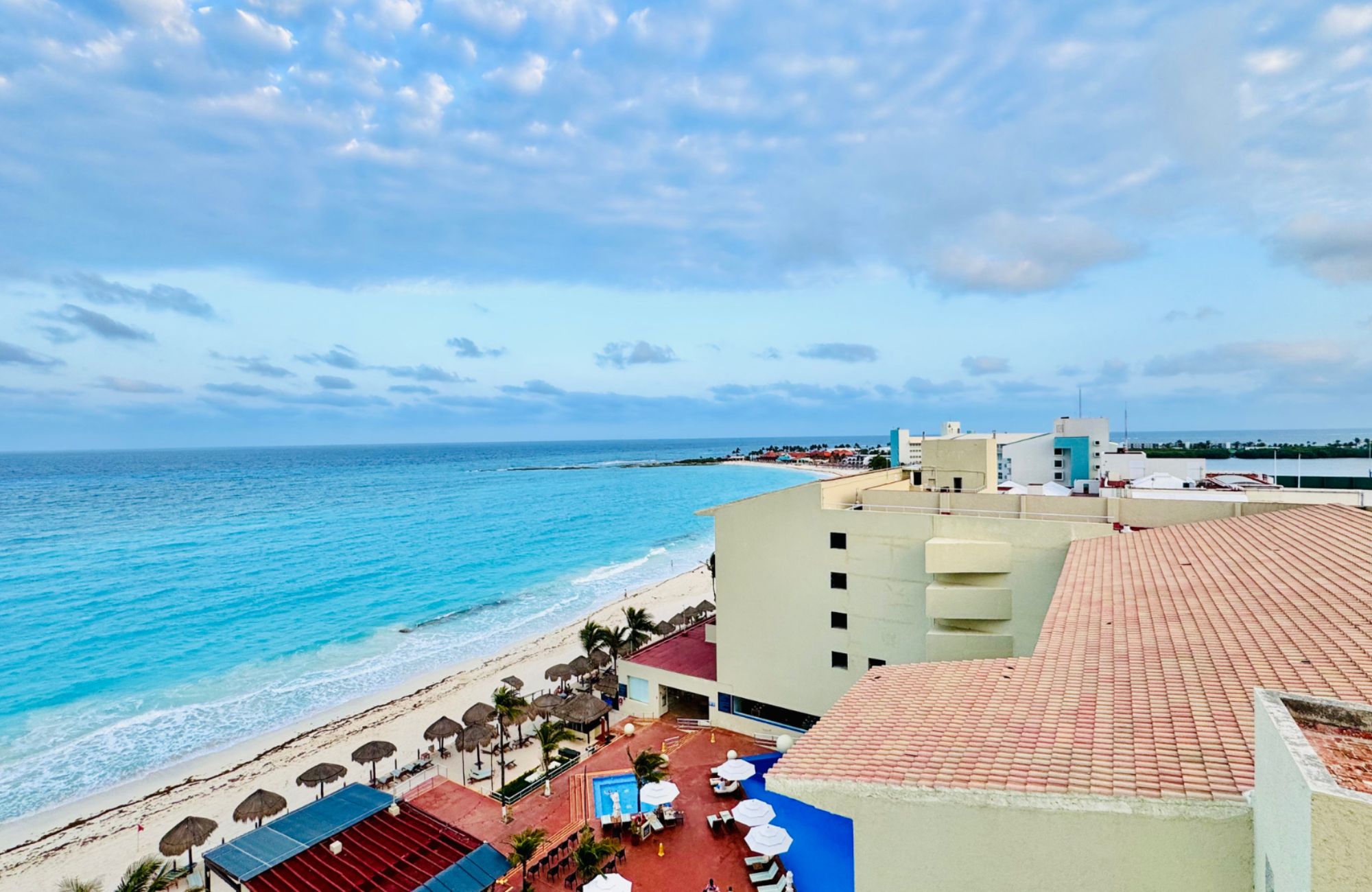 Ocean view condominium with dock, sports courts, adults pool, close to golf and beach club, for sale Puerto Canc&uacute;n.