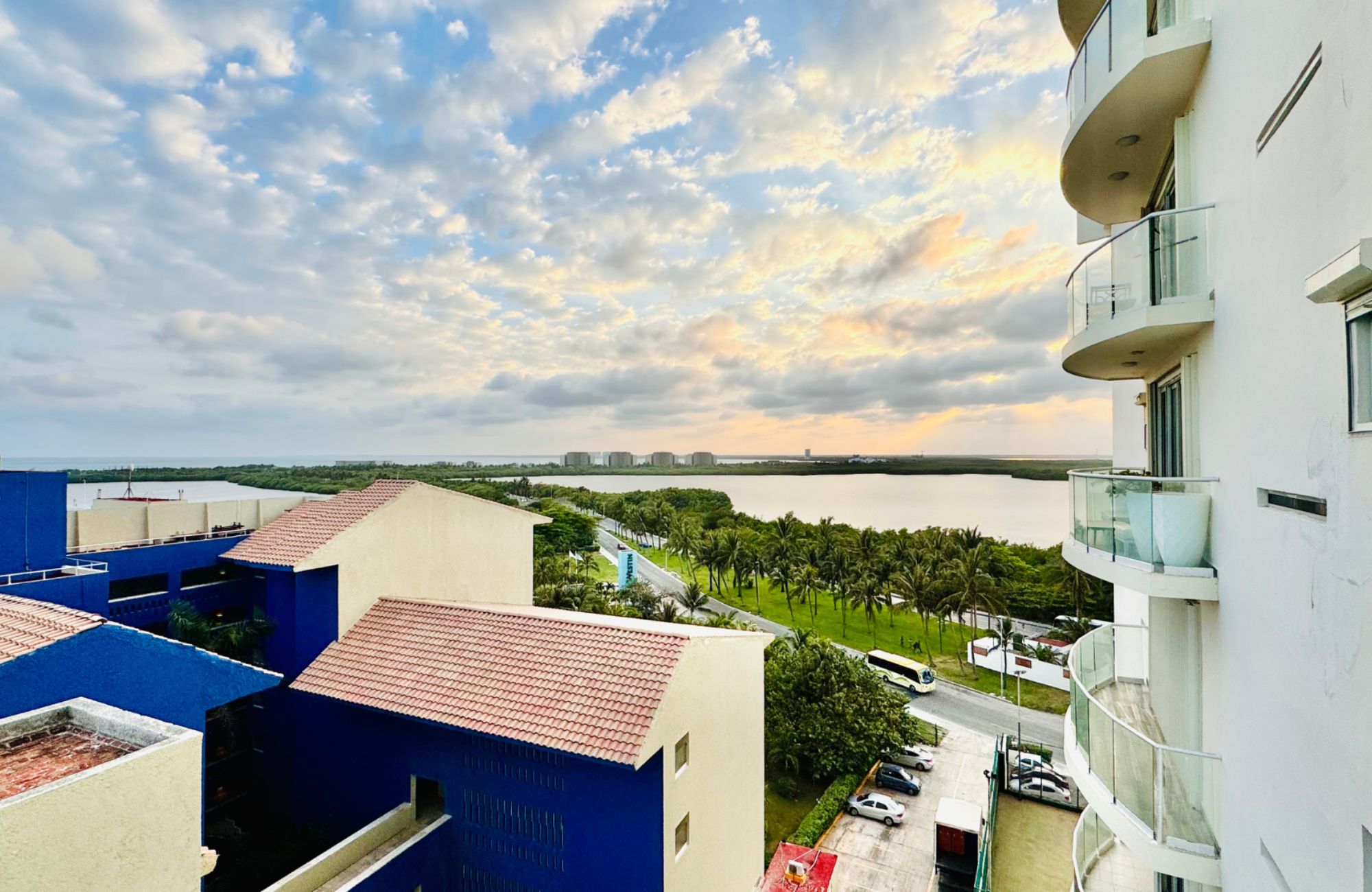 Ocean view condominium with dock, sports courts, adults pool, close to golf and beach club, for sale Puerto Canc&uacute;n.