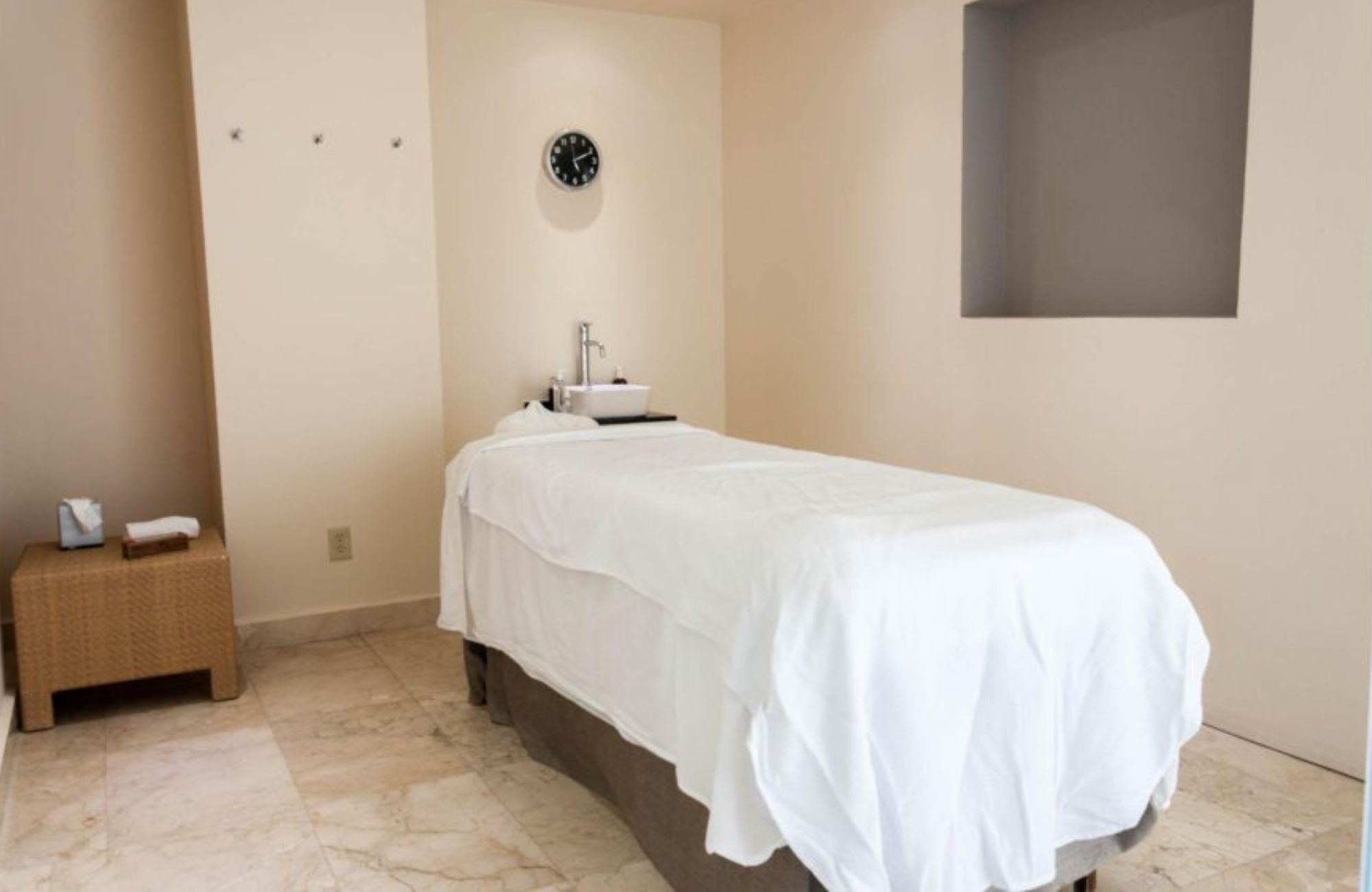 Ocean view condominium with dock, sports courts, adults pool, close to golf and beach club, for sale Puerto Canc&uacute;n.