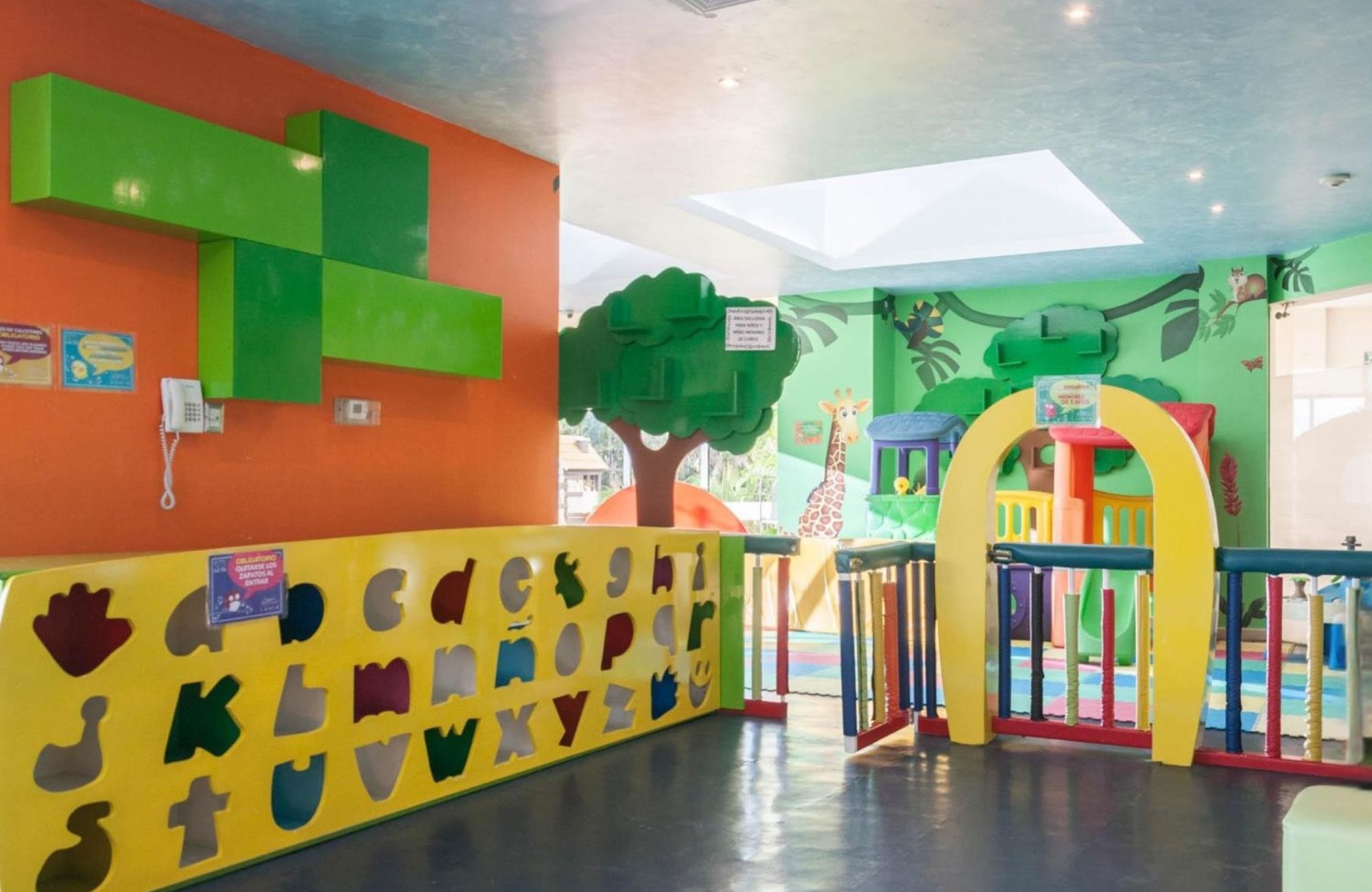 Ocean view condominium with dock, sports courts, adults pool, close to golf and beach club, for sale Puerto Canc&uacute;n.