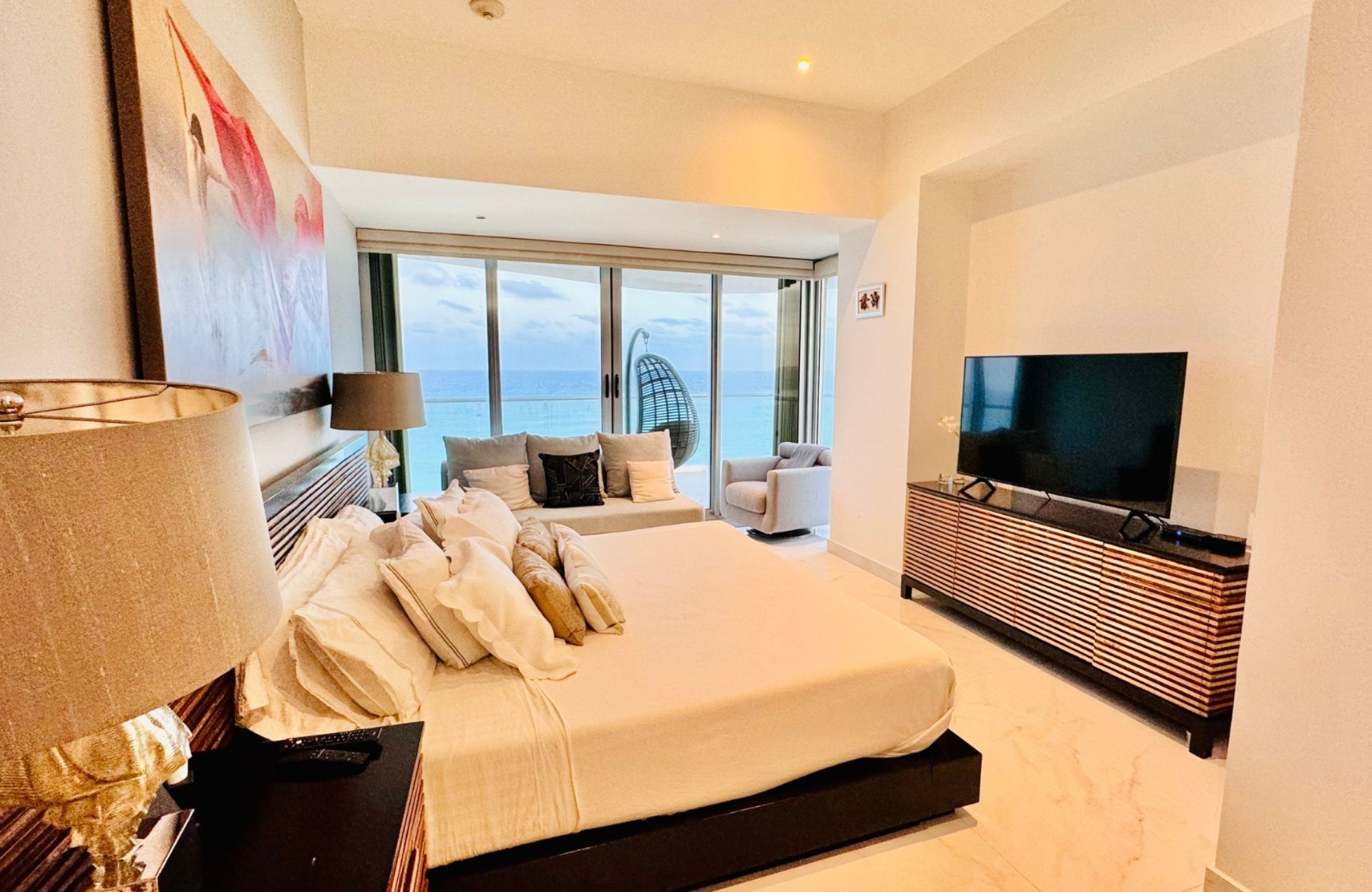 Ocean view condominium with dock, sports courts, adults pool, close to golf and beach club, for sale Puerto Canc&uacute;n.