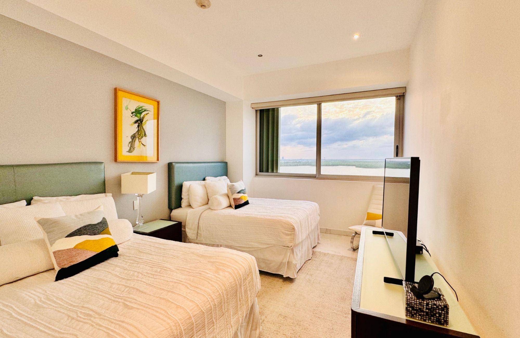 Ocean view condominium with dock, sports courts, adults pool, close to golf and beach club, for sale Puerto Canc&uacute;n.