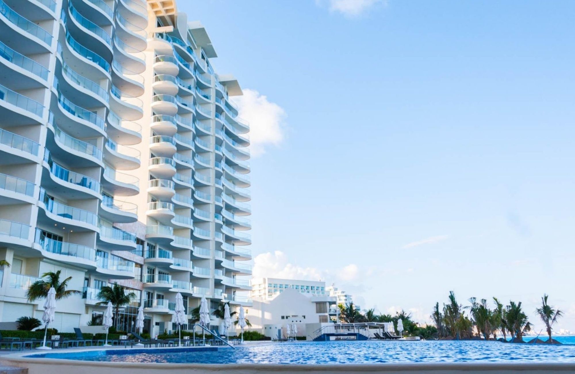 Ocean view condominium with dock, sports courts, adults pool, close to golf and beach club, for sale Puerto Canc&uacute;n.