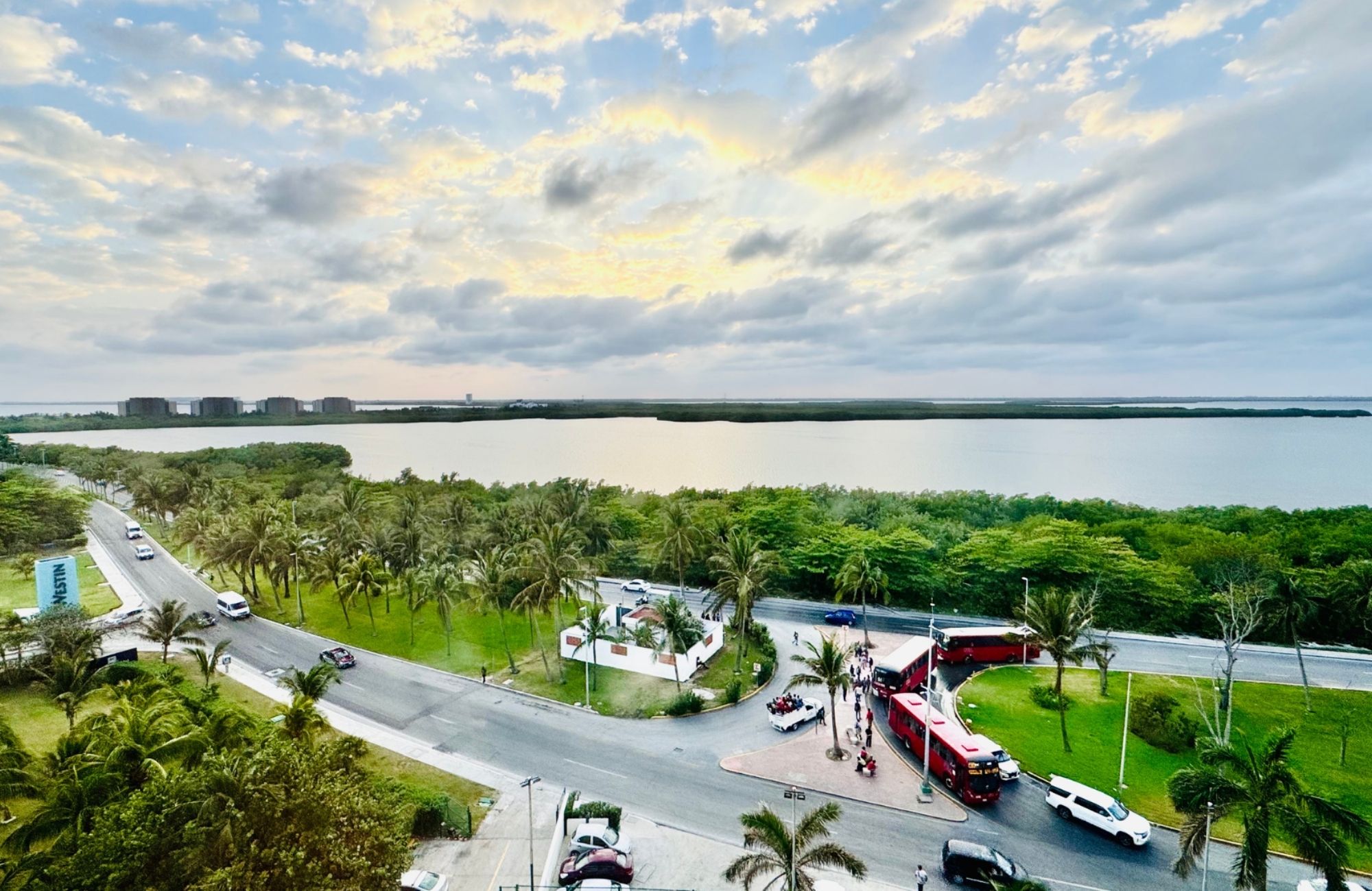 Ocean view condominium with dock, sports courts, adults pool, close to golf and beach club, for sale Puerto Canc&uacute;n.