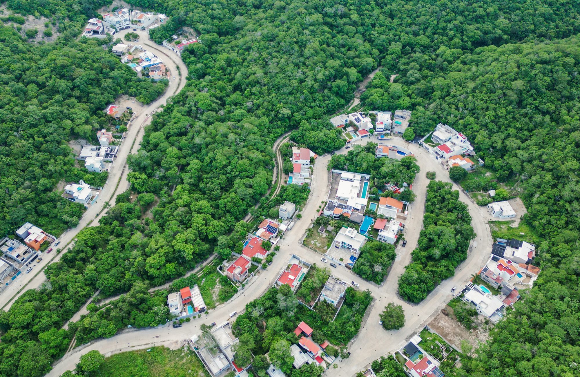 Lot to build a villa, in a quiet residential area with underground services. Create the house of your dreams and live surrounded by nature.