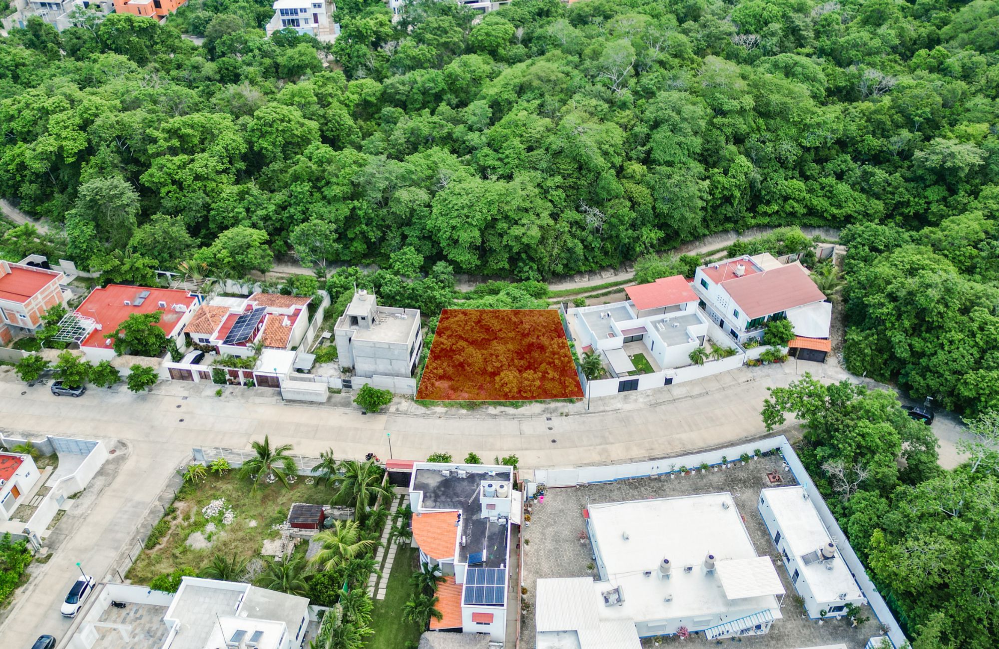 Lot to build a villa, in a quiet residential area with underground services. Create the house of your dreams and live surrounded by nature.