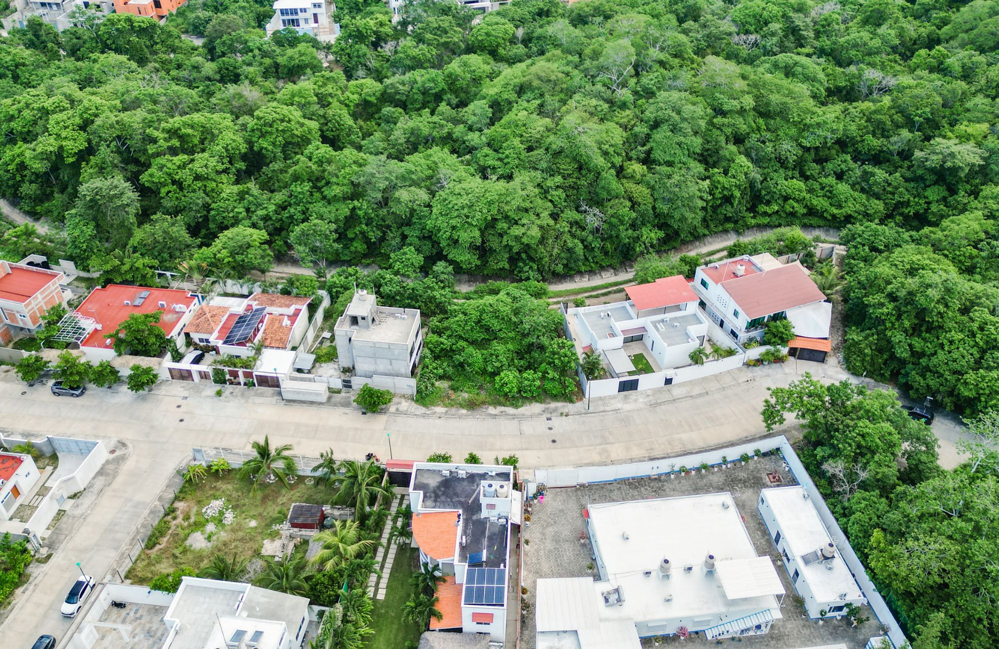 Lot to build a villa, in a quiet residential area with underground services. Create the house of your dreams and live surrounded by nature.