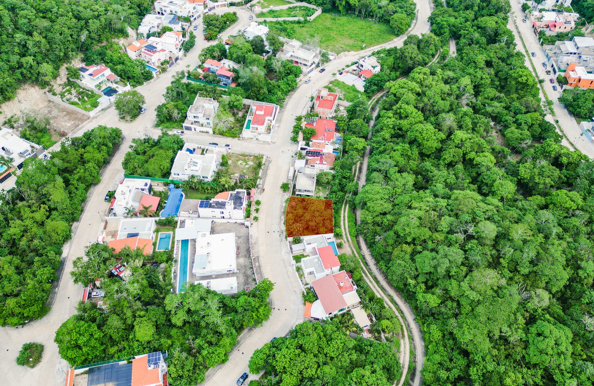 Lot to build a villa, in a quiet residential area with underground services. Create the house of your dreams and live surrounded by nature.