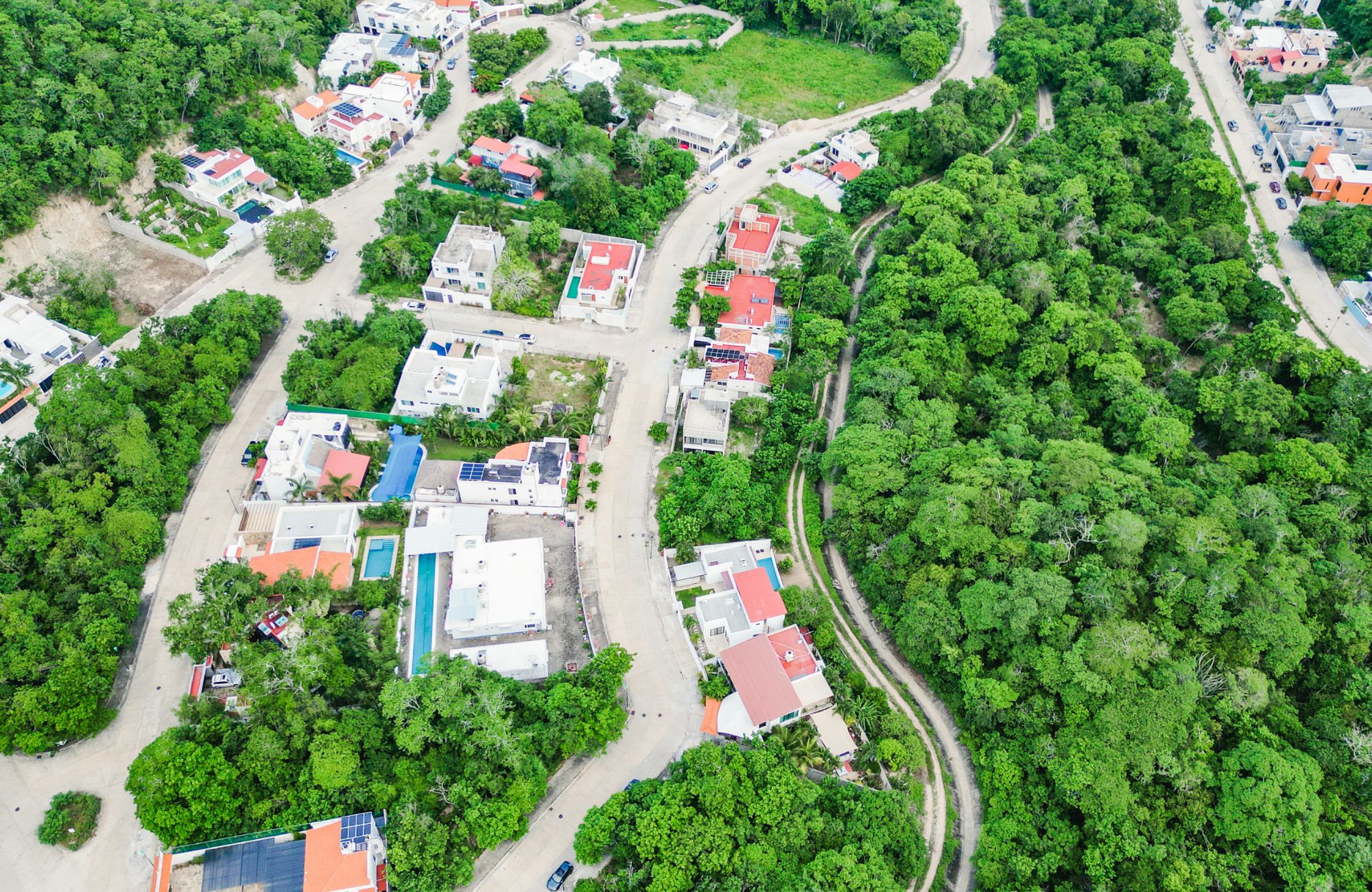 Lot to build a villa, in a quiet residential area with underground services. Create the house of your dreams and live surrounded by nature.