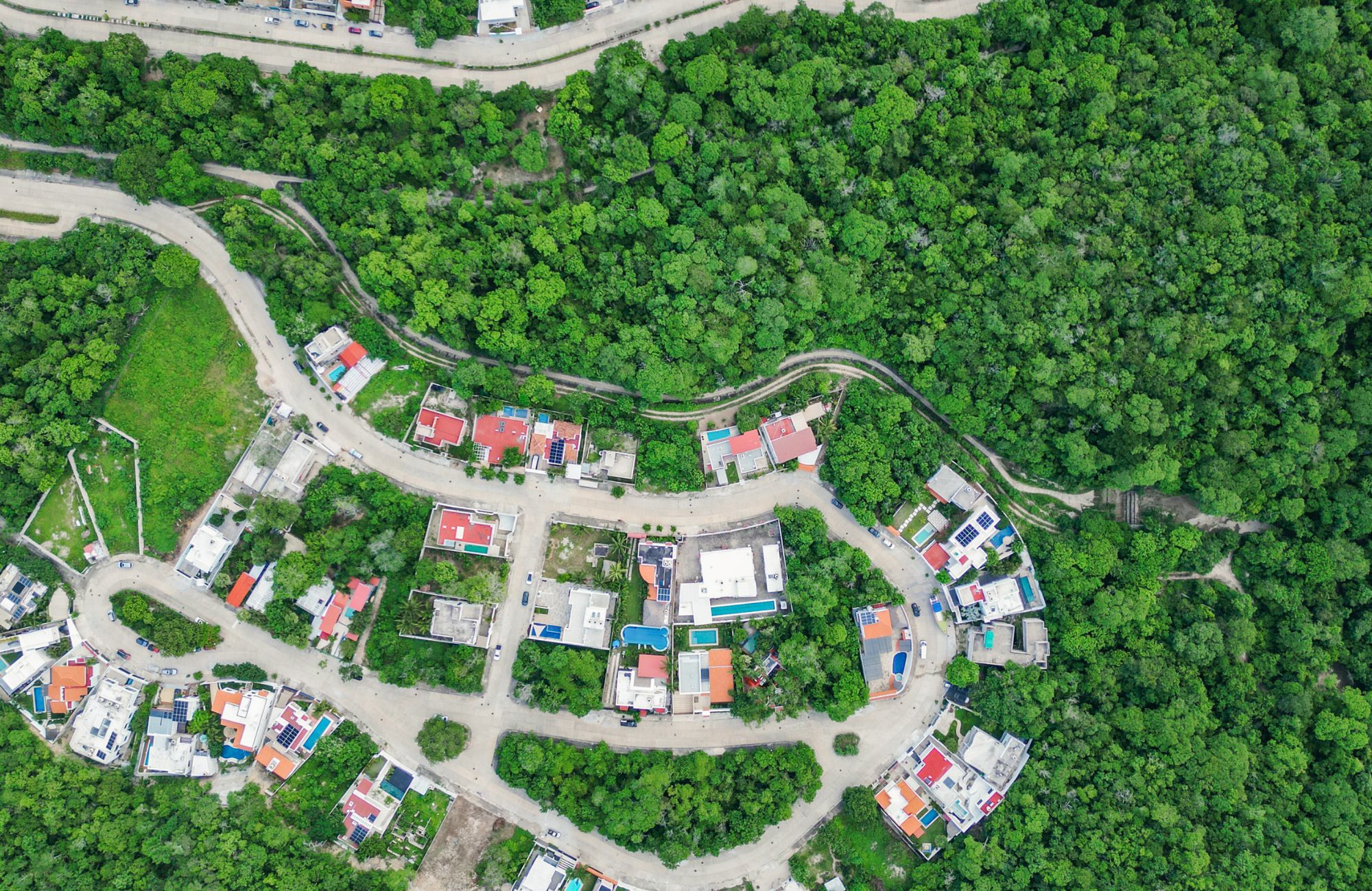 Lot to build a villa, in a quiet residential area with underground services. Create the house of your dreams and live surrounded by nature.