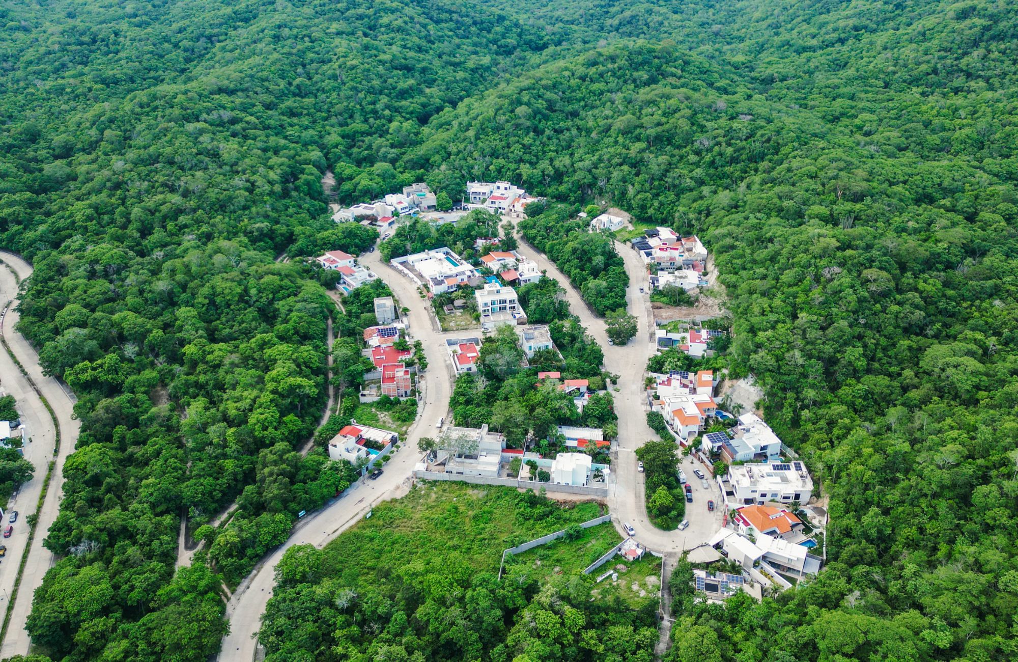 Lot to build a villa, in a quiet residential area with underground services. Create the house of your dreams and live surrounded by nature.