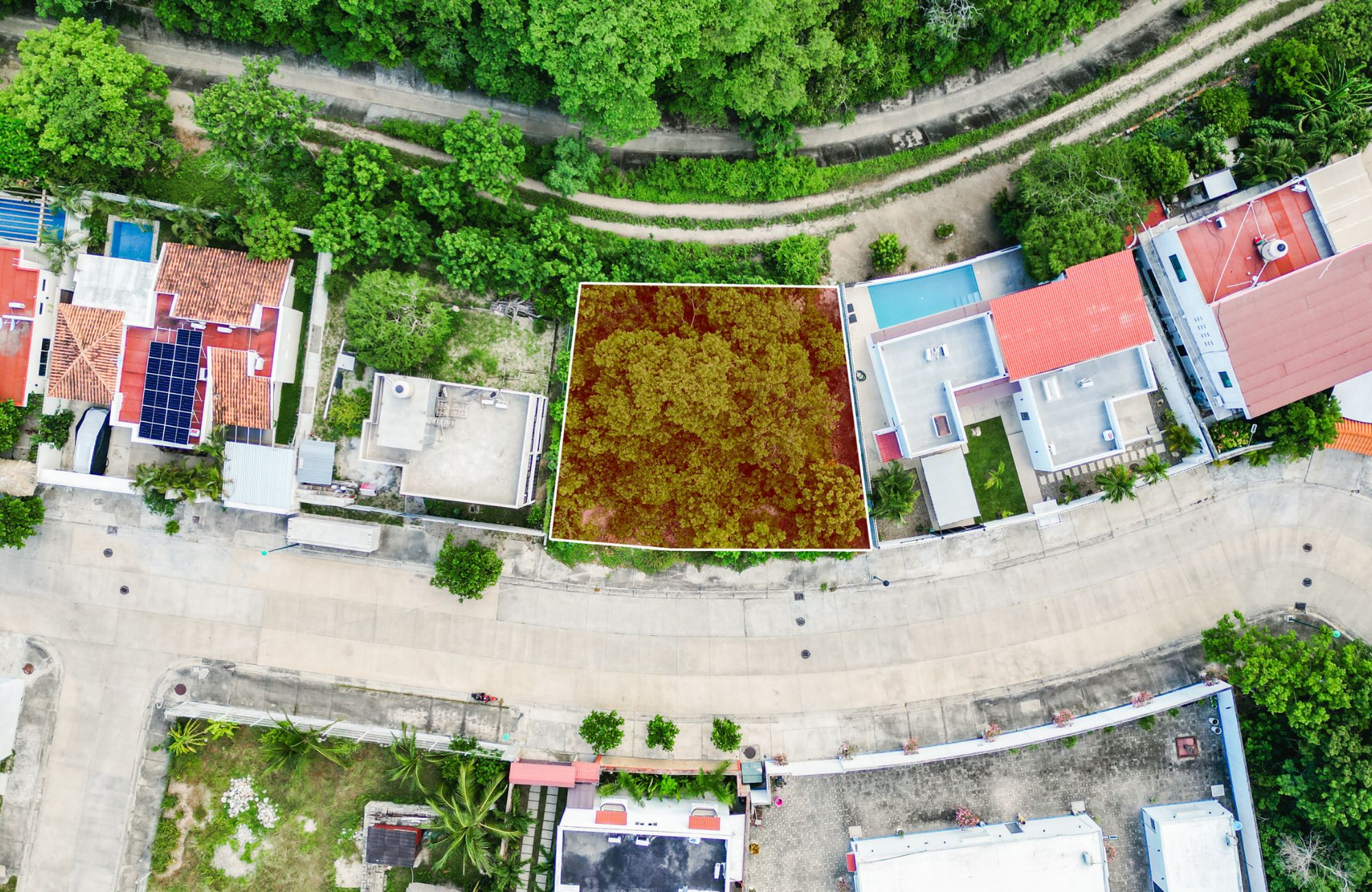 Lot to build a villa, in a quiet residential area with underground services. Create the house of your dreams and live surrounded by nature.