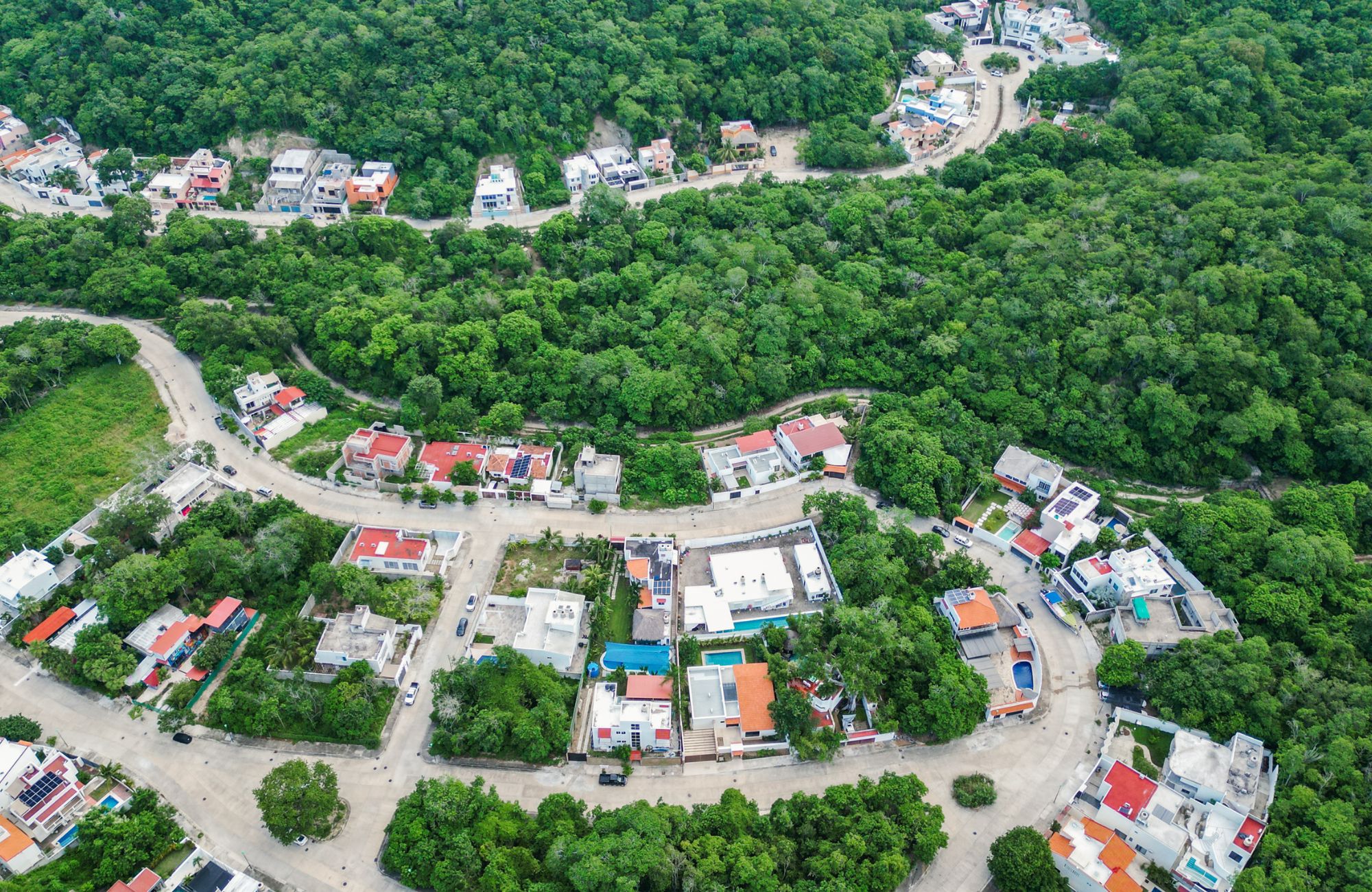 Lot to build a villa, in a quiet residential area with underground services. Create the house of your dreams and live surrounded by nature.